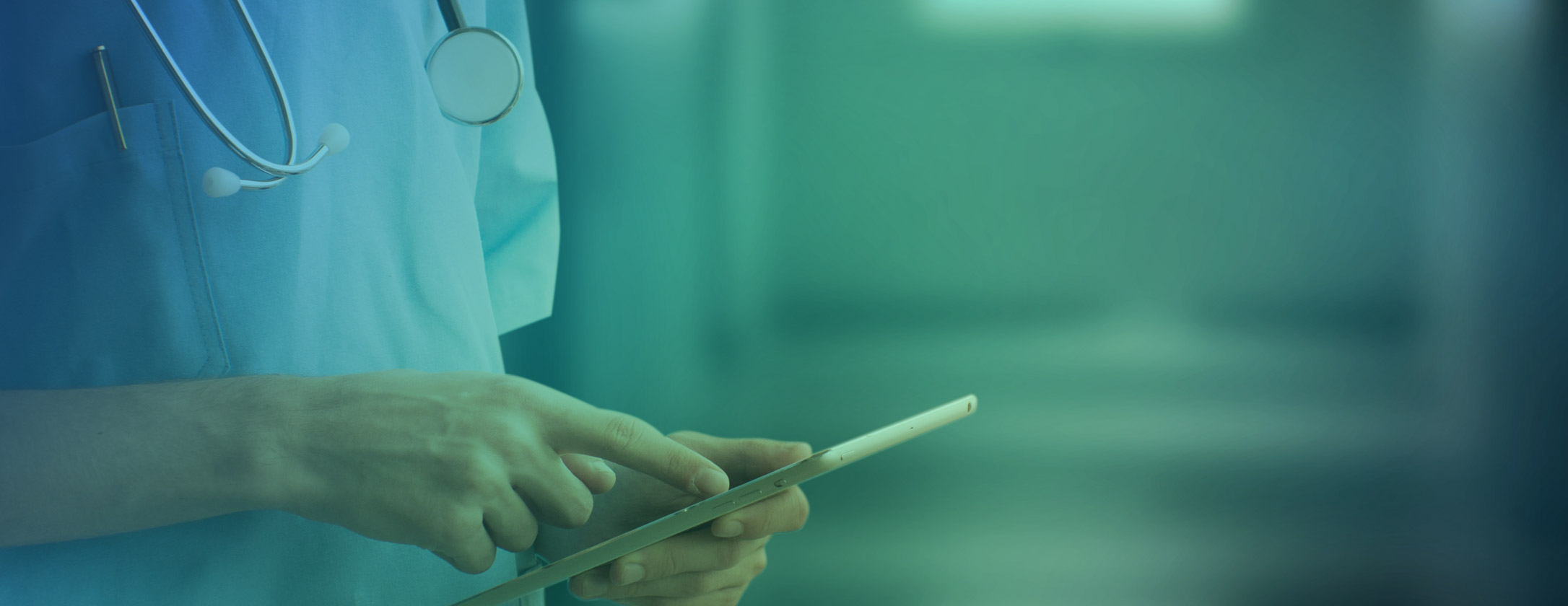 Das Bild zeigt eine Ärztin, die mit dem Finger auf ein Touchpad klickt.