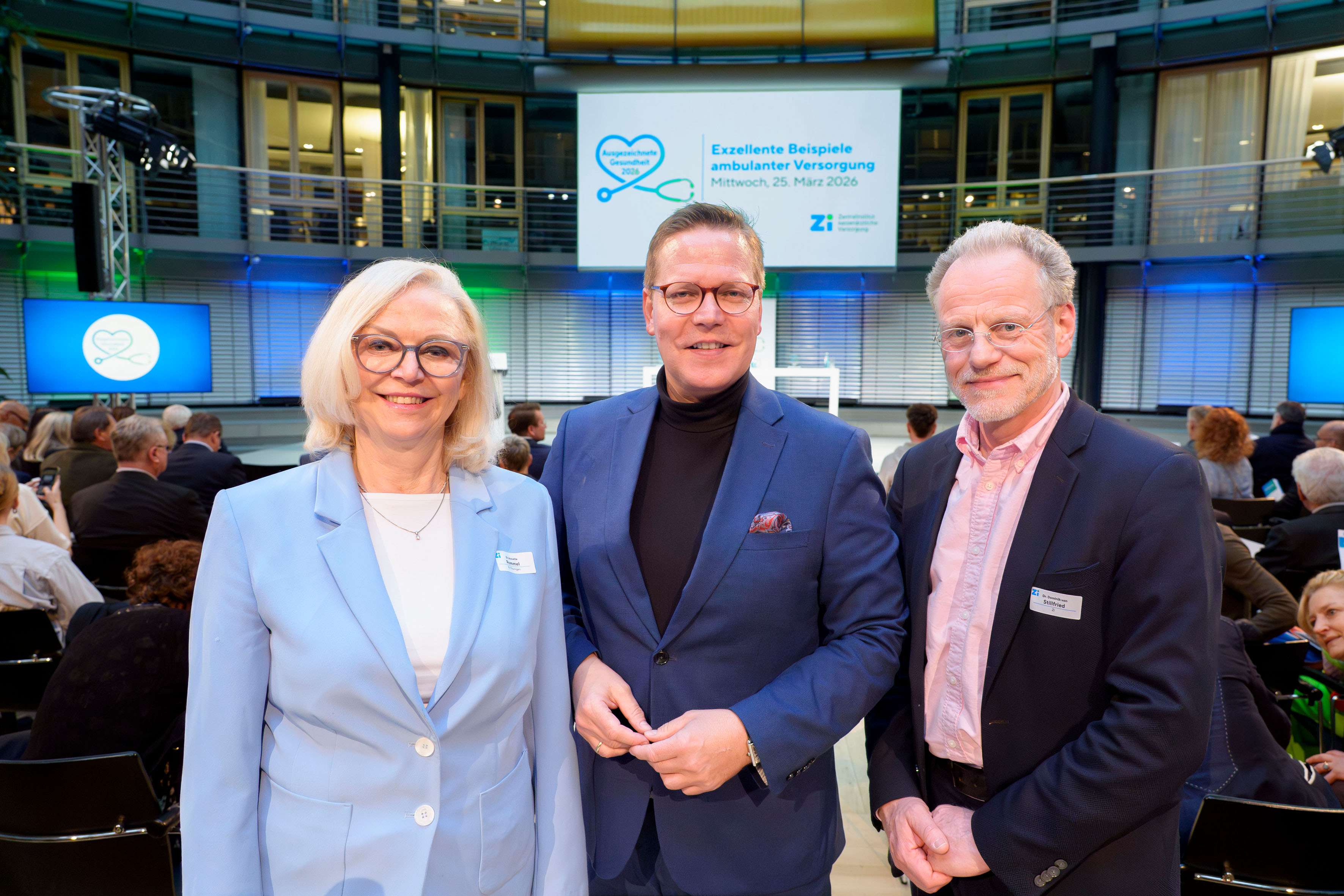 Dr. Annette Rommel, Staatssekretär Tino Sorge und Dr. Dominik von Stillfried kurz vor Beginn des Events.