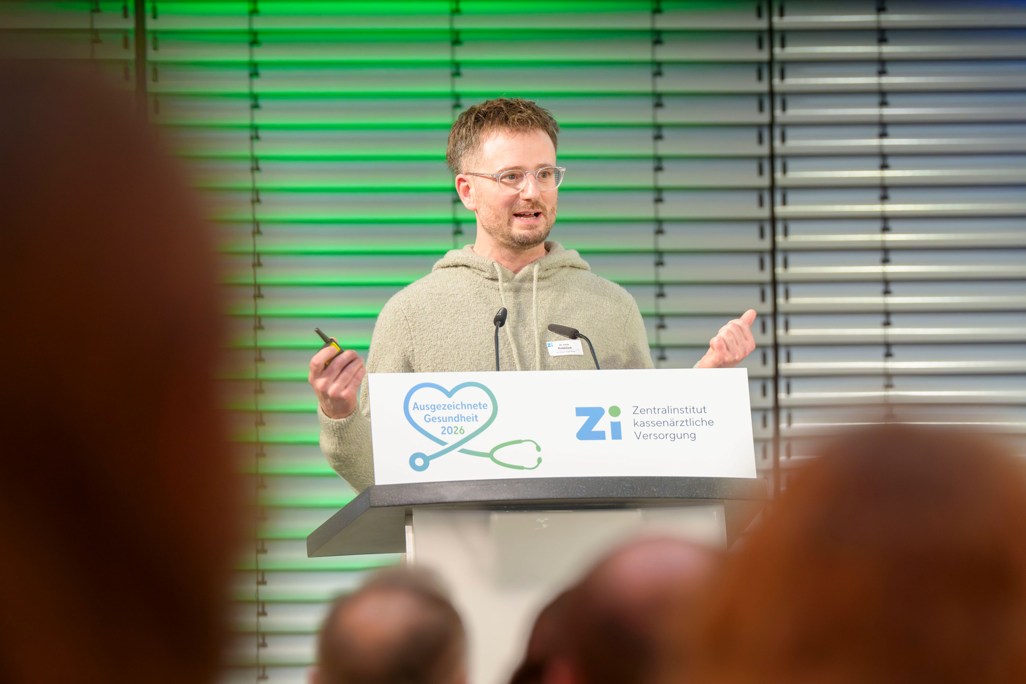 Dr. Jonas Fröhlich während seines Vortrags.
