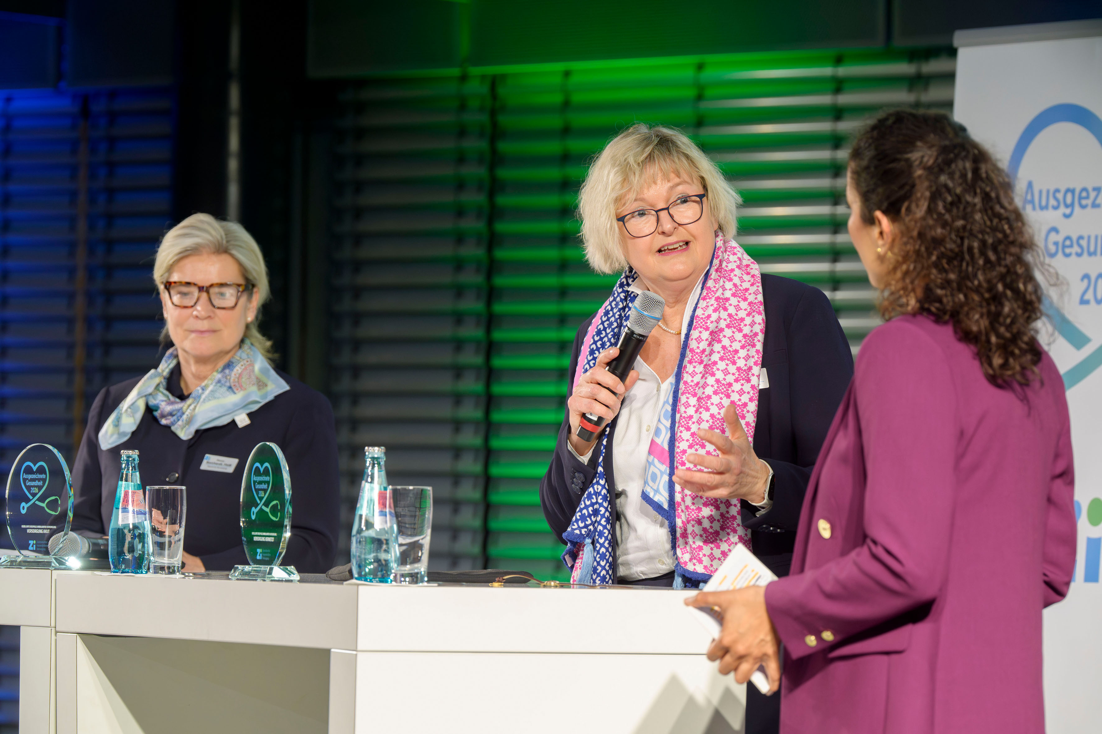 Simone Borchardt, Dr. Bettina Schultz und die Moderatorin während des Panels zu Session I.