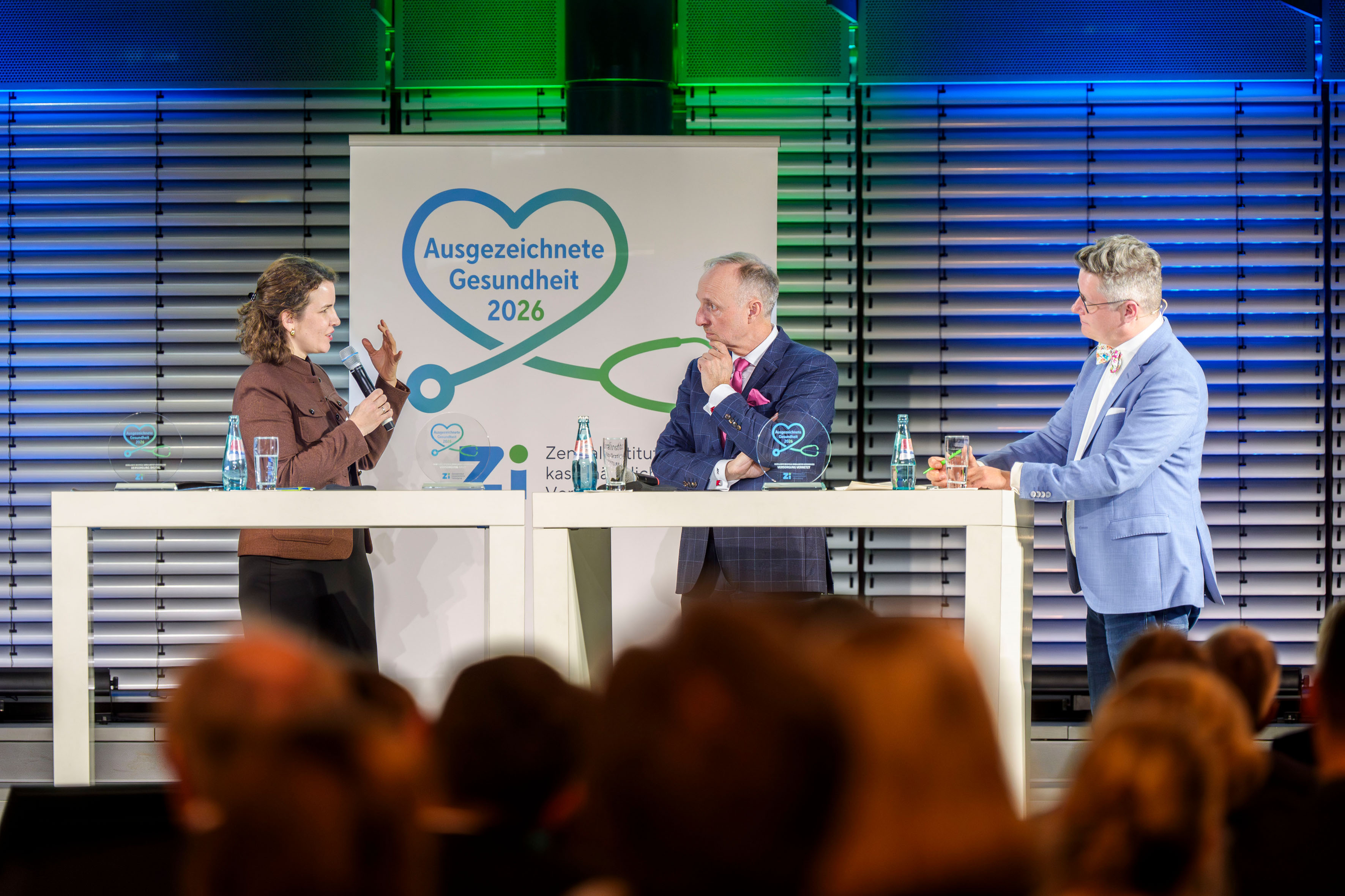 Dr. Lina Seitzl, Dr. Stephan Hofmeister und Moderator Denis Nößler im Panel zu Session III.
