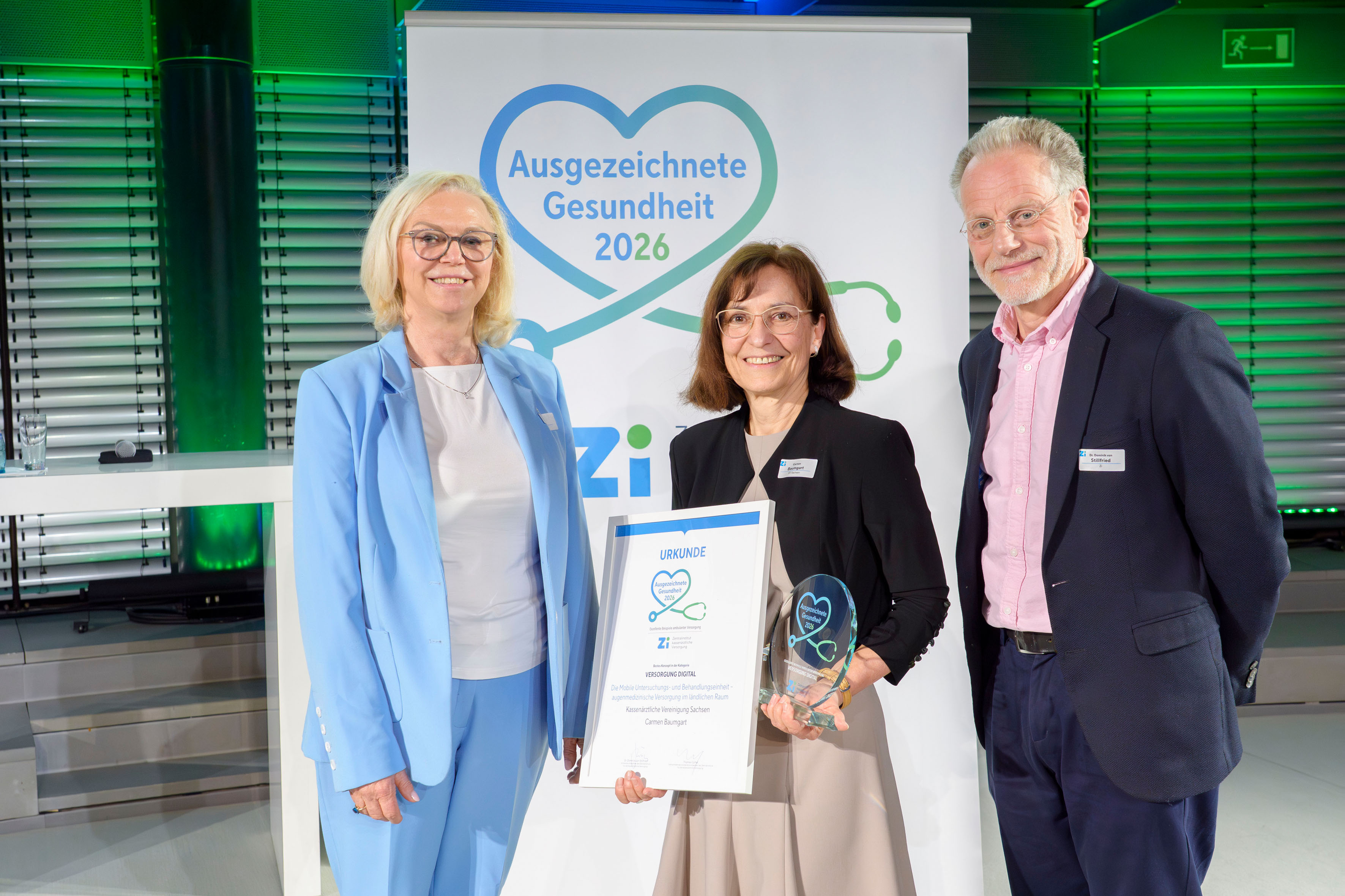 Preisträgerin Carmen Baumgart mit der Kuratoriumsvorsitzenden und dem Vorstandsvorsitzenden des Zi.