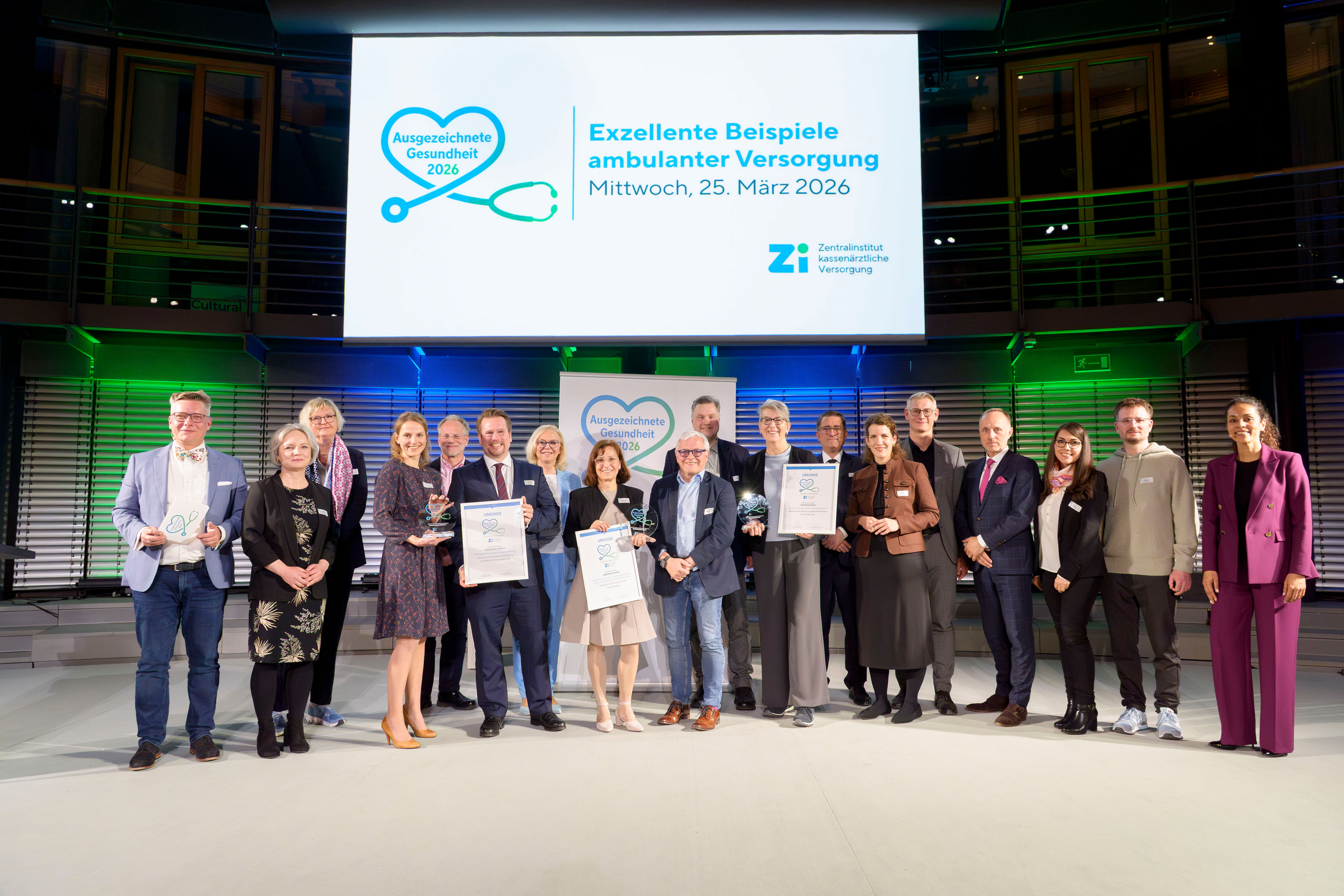 Gruppenfoto aller aktiv Beteiligten von "Ausgezeichnete Gesundheit 2026".