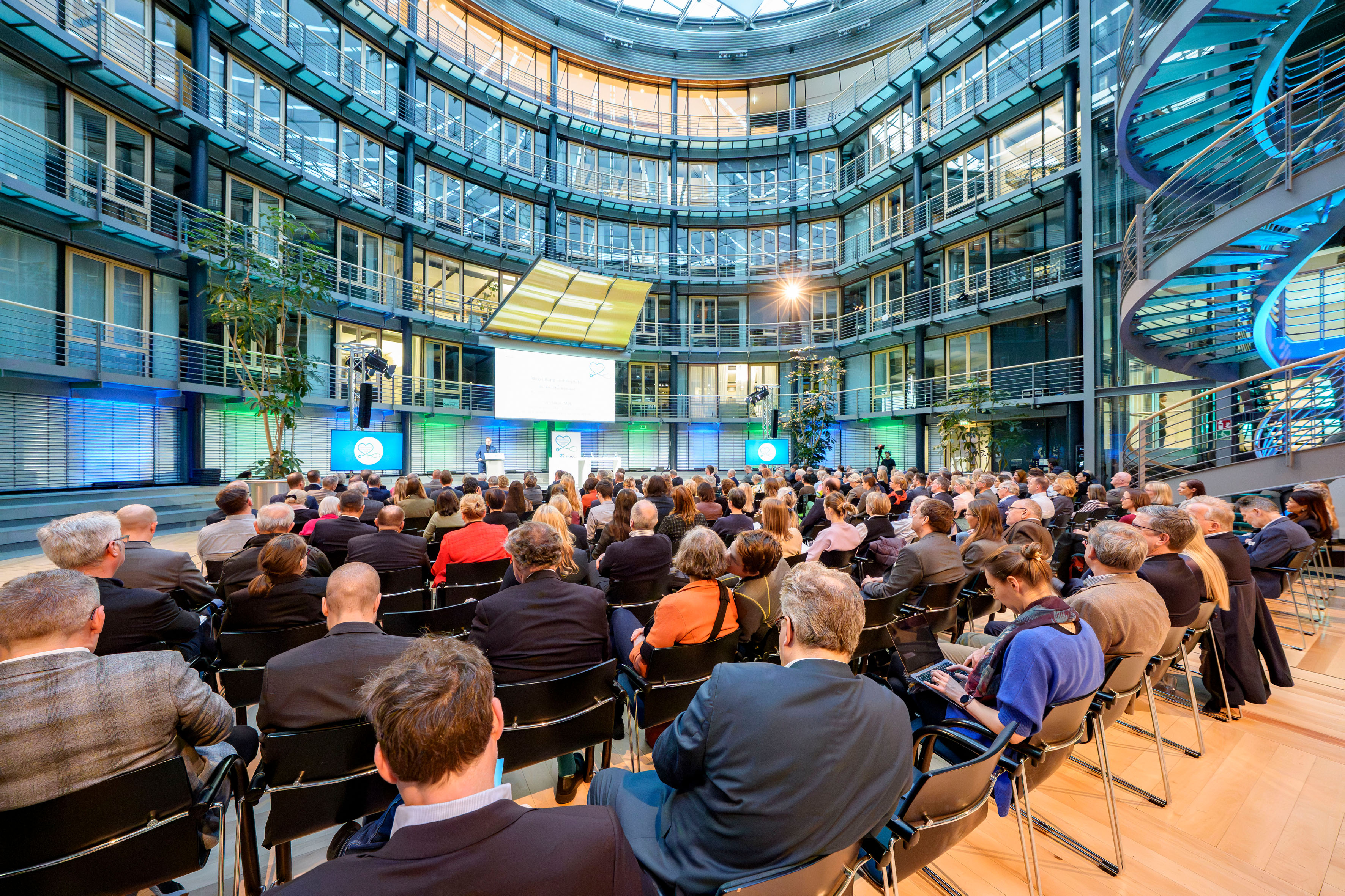 Das Publikum und der Eventraum im Allianz Forum.