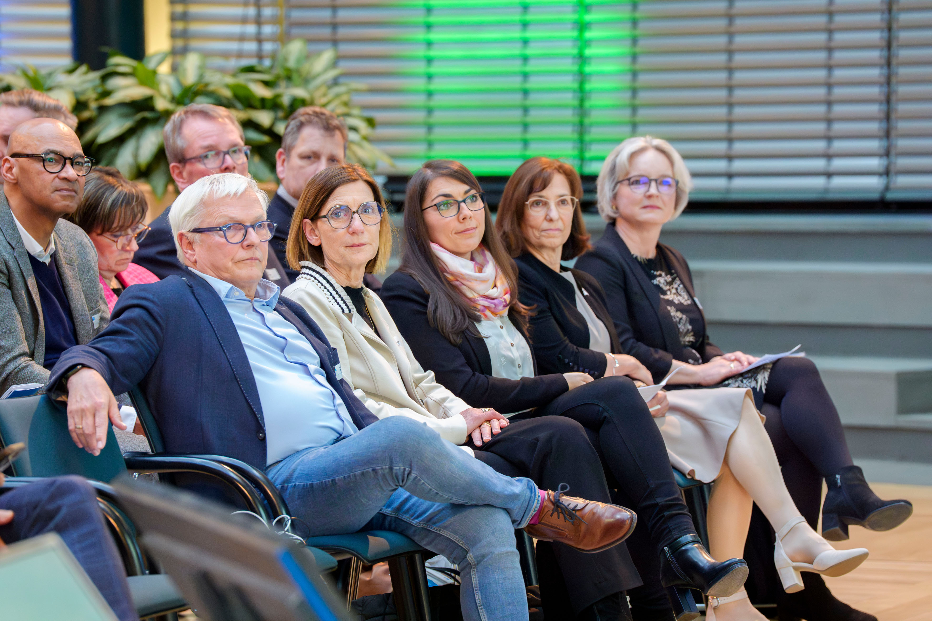 Projektvortragende in der ersten Reihe des Publikums.