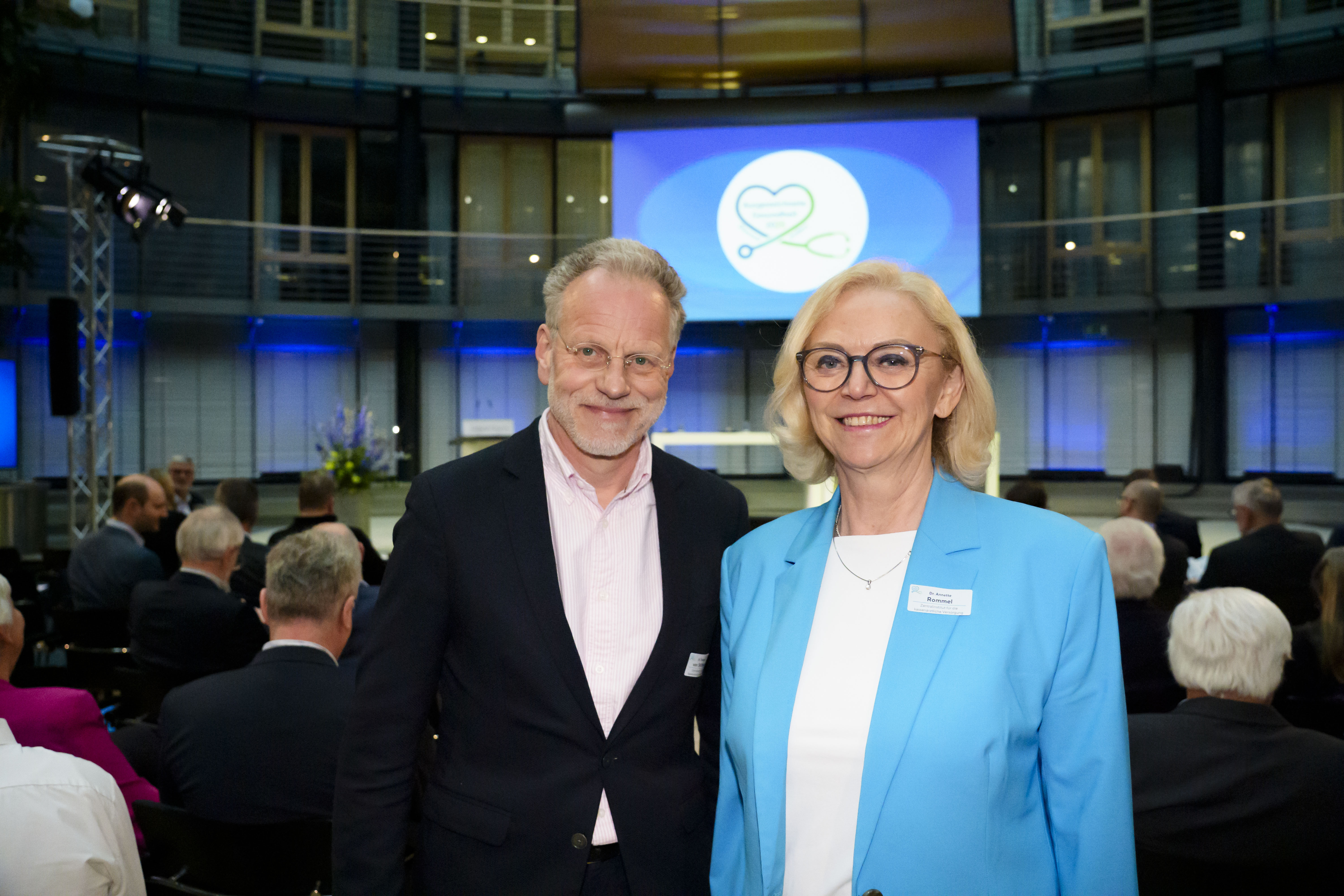 Vorstandsvorsitzender und Kuratoriumsvorsitzende des Zi vor Veranstaltungsbeginn im Konferenzsaal