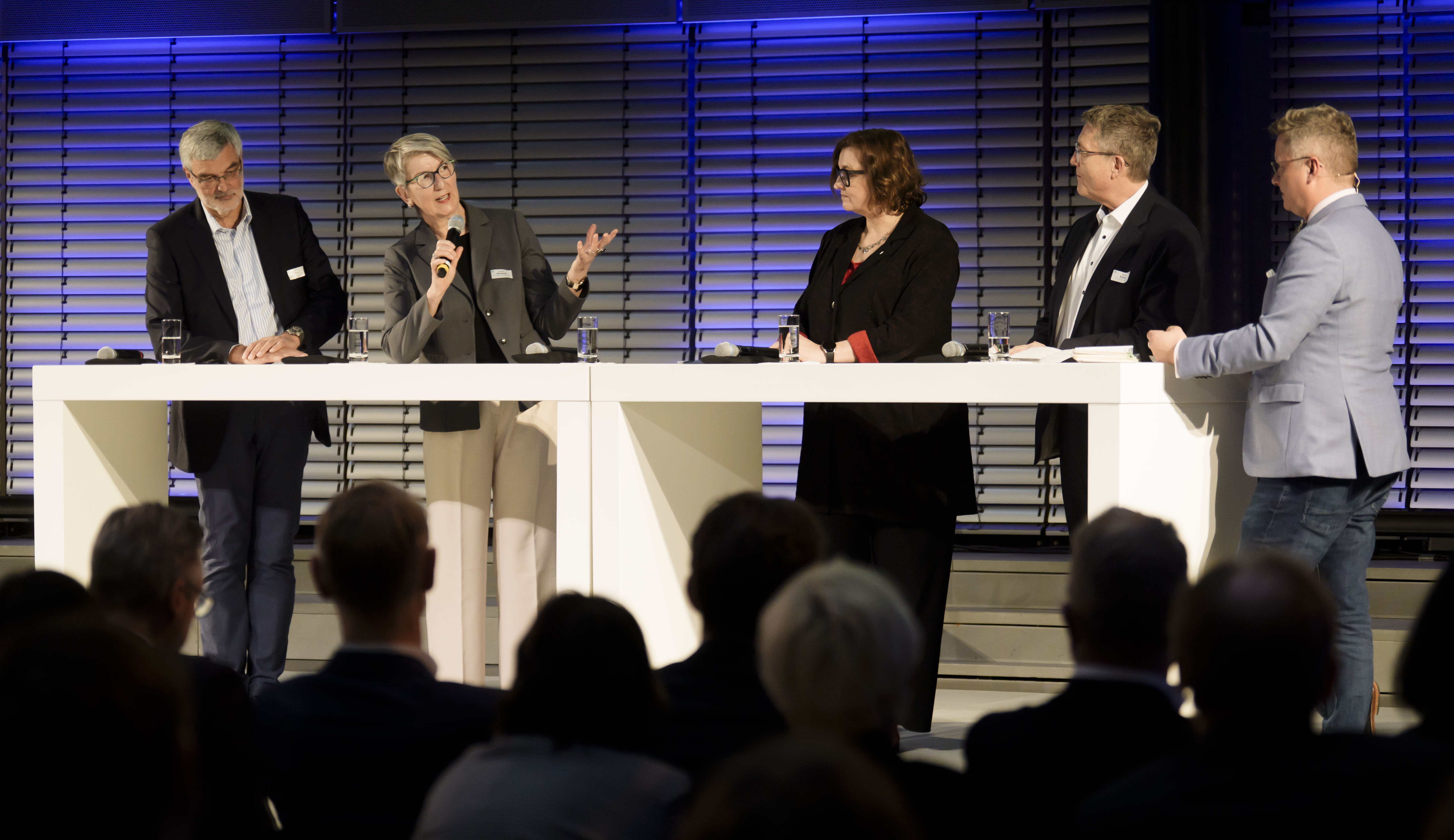 Diskussionsrunde auf der Bühne des Allianz Forums mit mehreren Referierenden