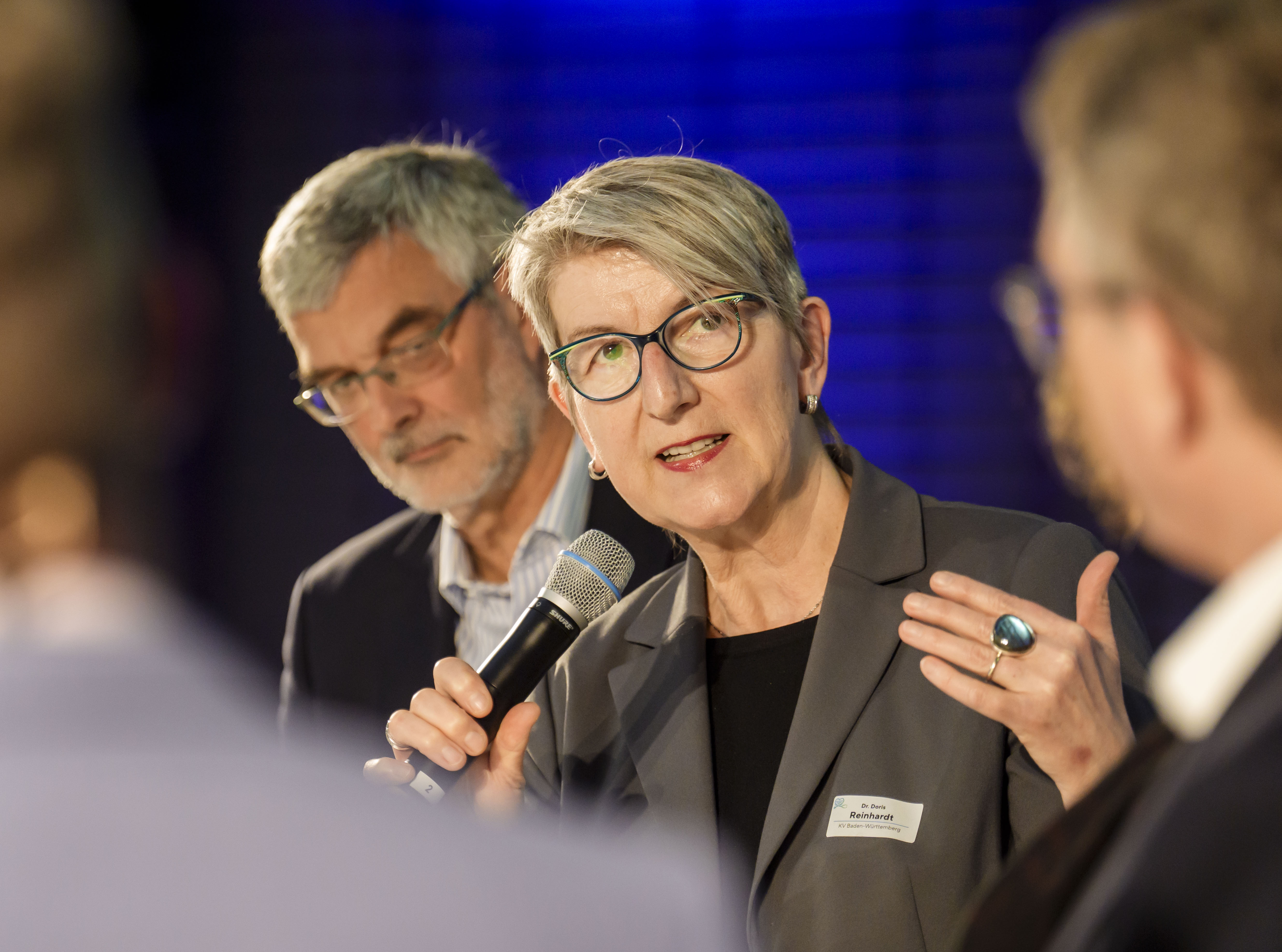 Diskussionsteilnehmerin spricht beim Event ‚Ausgezeichnete Gesundheit‘ 2025 im Allianz Forum Berlin