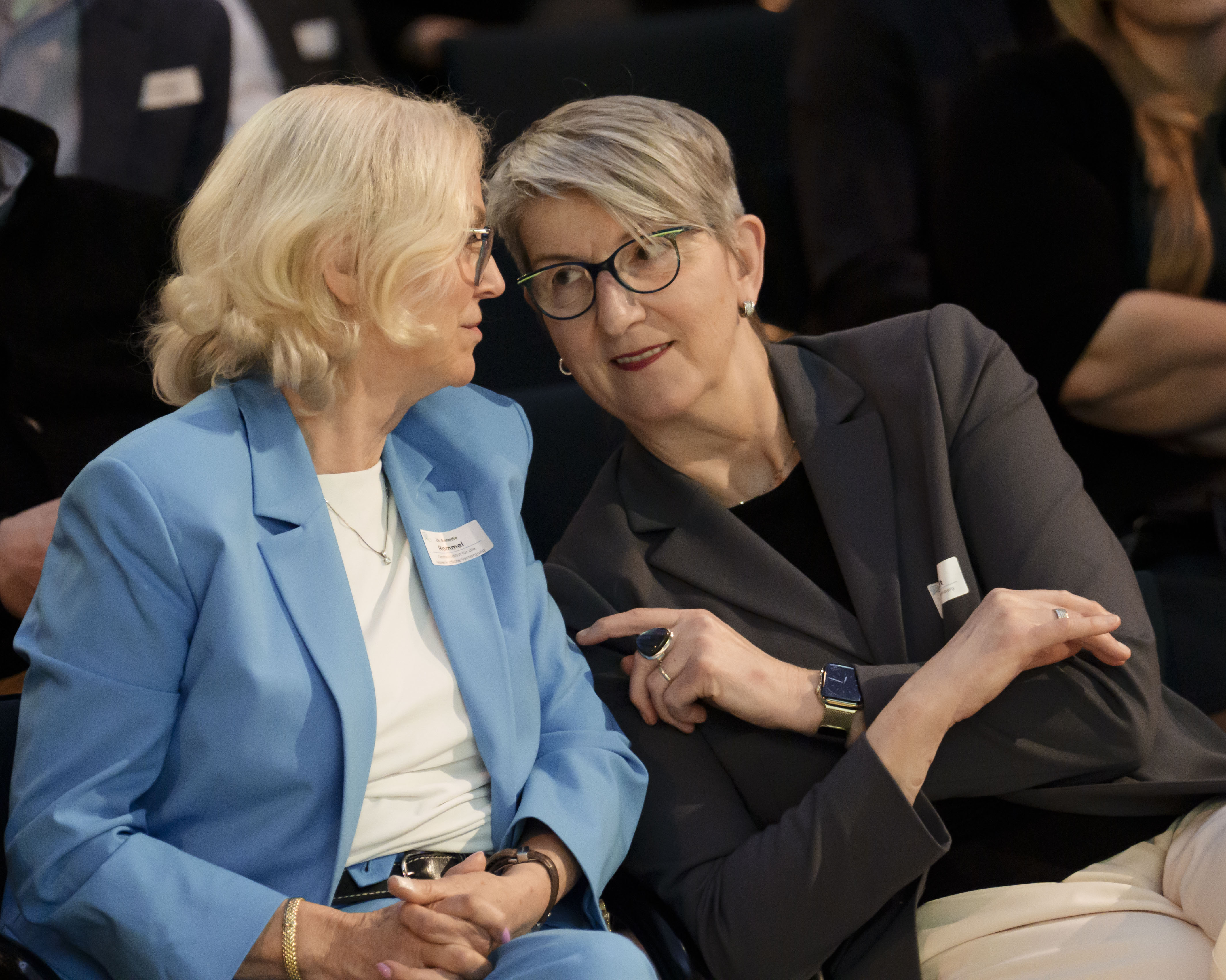 Teilnehmerinnen im Gespräch beim Event ‚Ausgezeichnete Gesundheit‘ 2025 im Allianz Forum Berlin