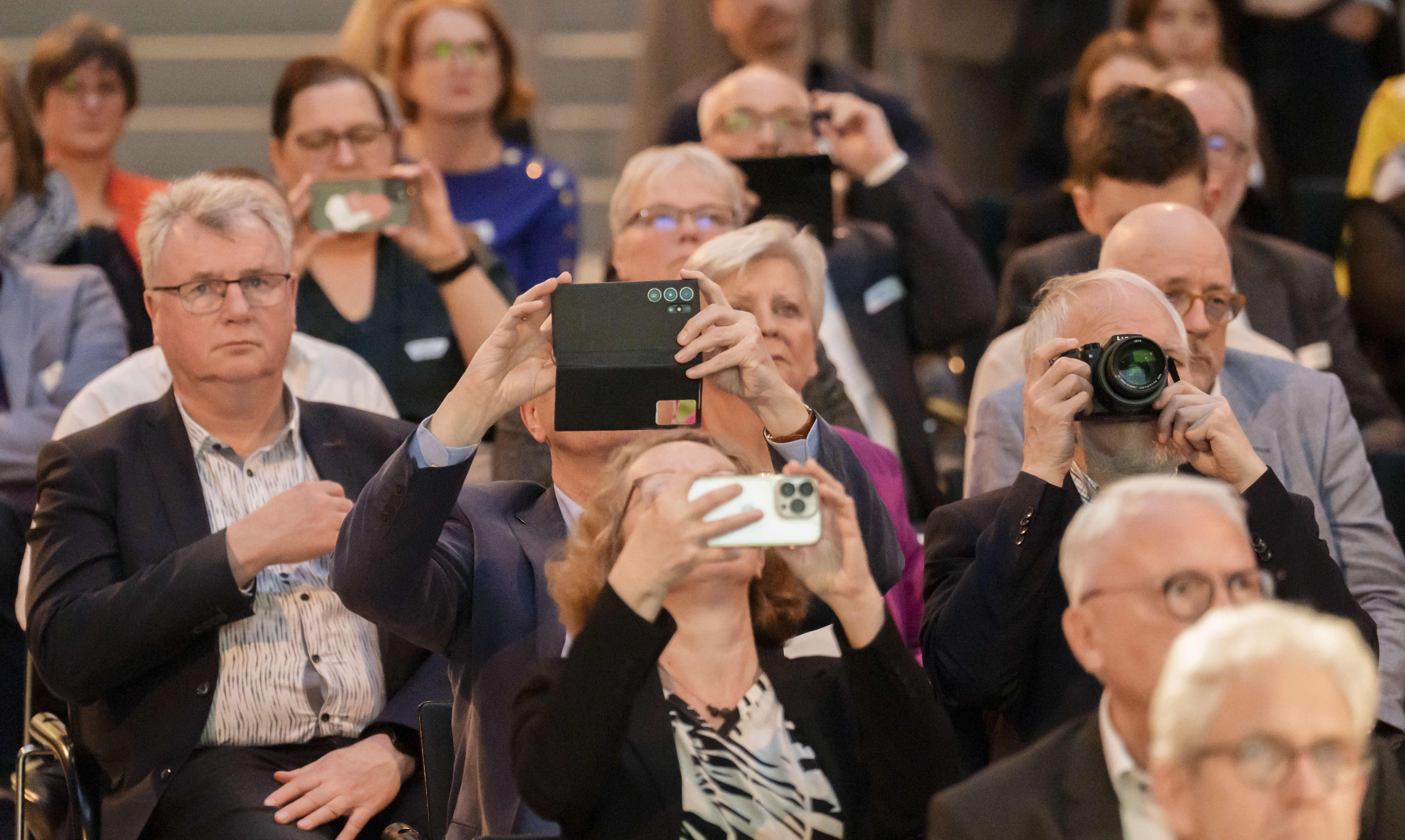Publikum scannt QR-Code für Live-Abstimmung beim Event ‚Ausgezeichnete Gesundheit‘ 2025 im Allianz Forum Berlin