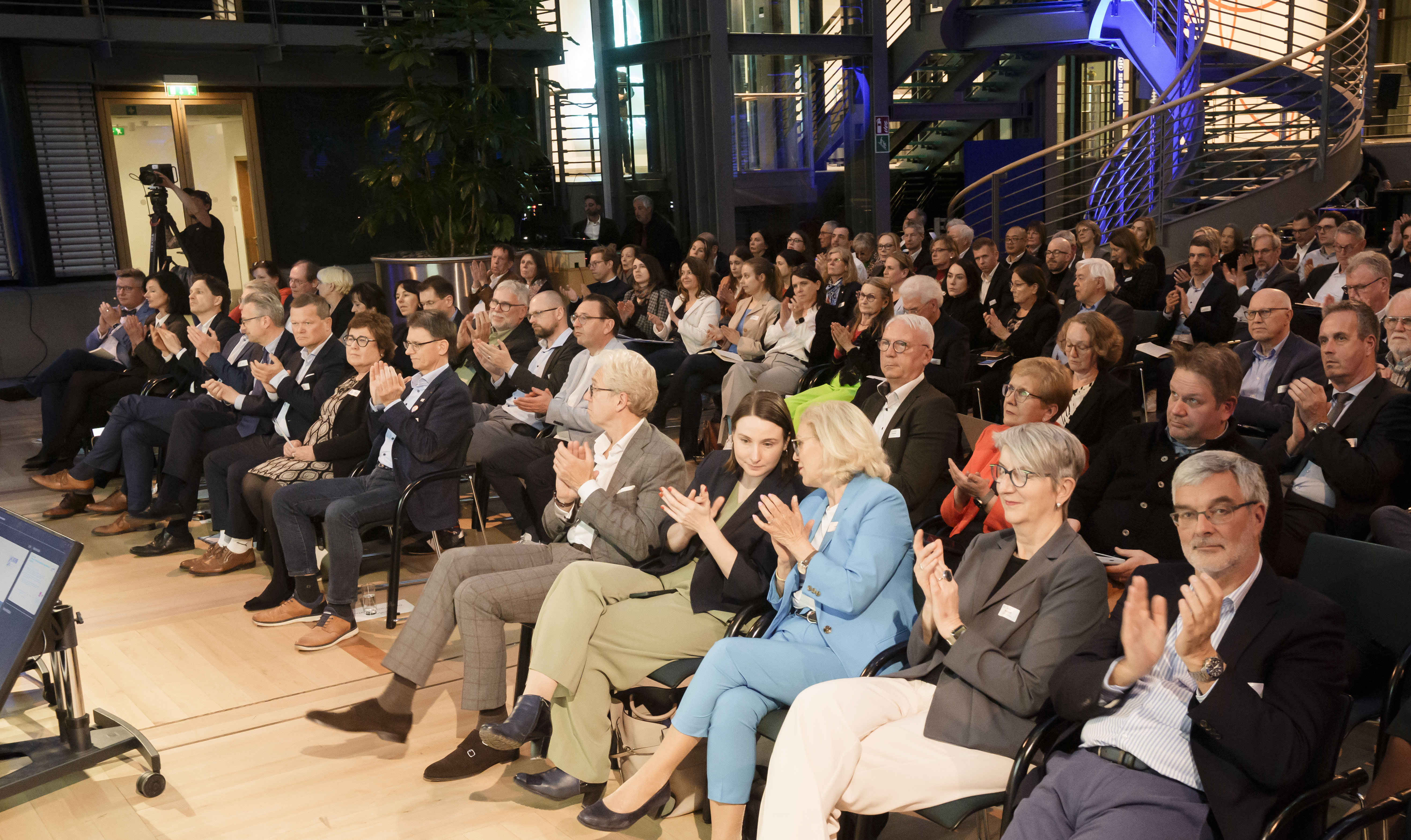 ublikum applaudiert beim Event ‚Ausgezeichnete Gesundheit‘ 2025 im Allianz Forum Berlin