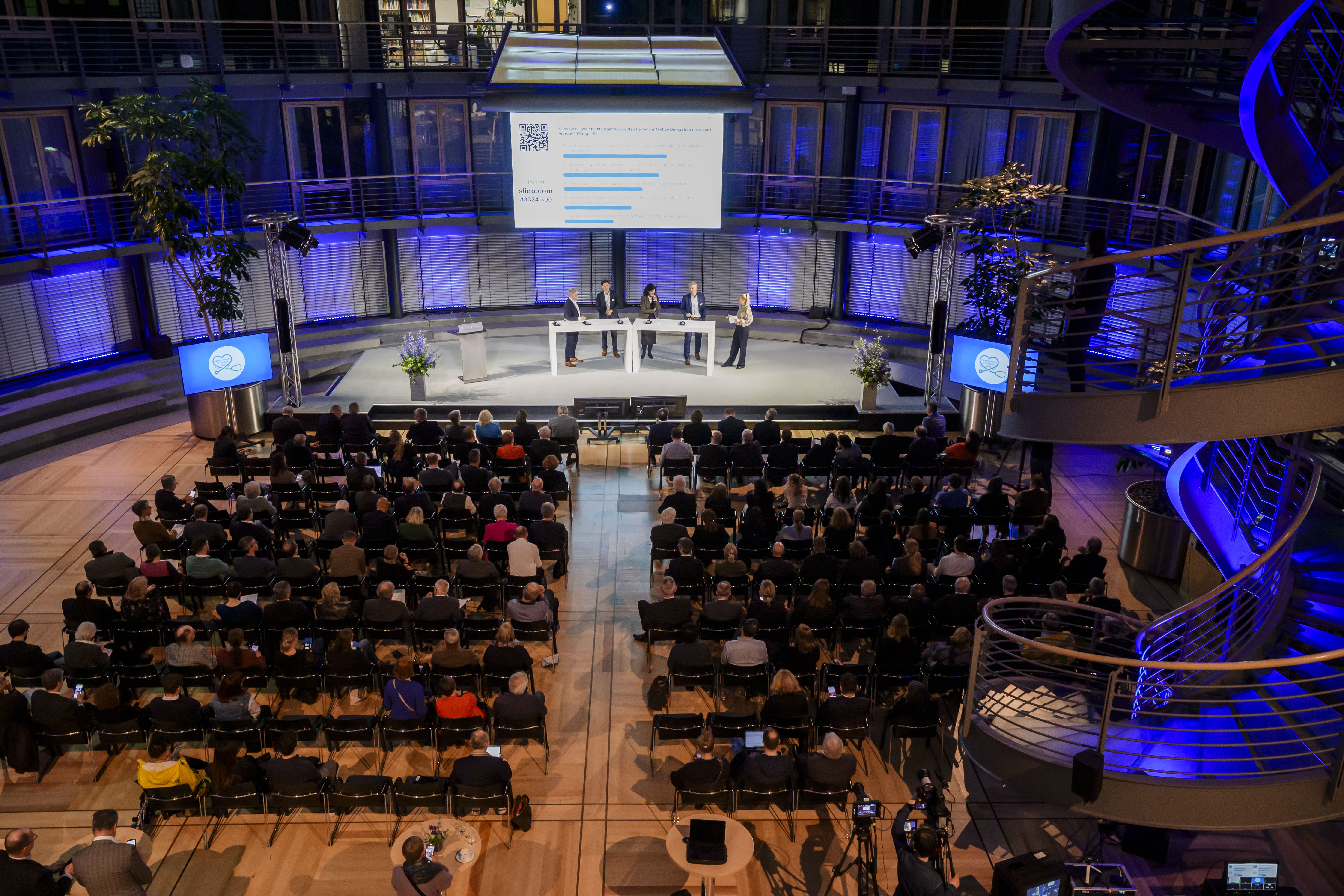 Blick in den Veranstaltungssaal beim Event ‚Ausgezeichnete Gesundheit‘ 2025 im Allianz Forum Berlin