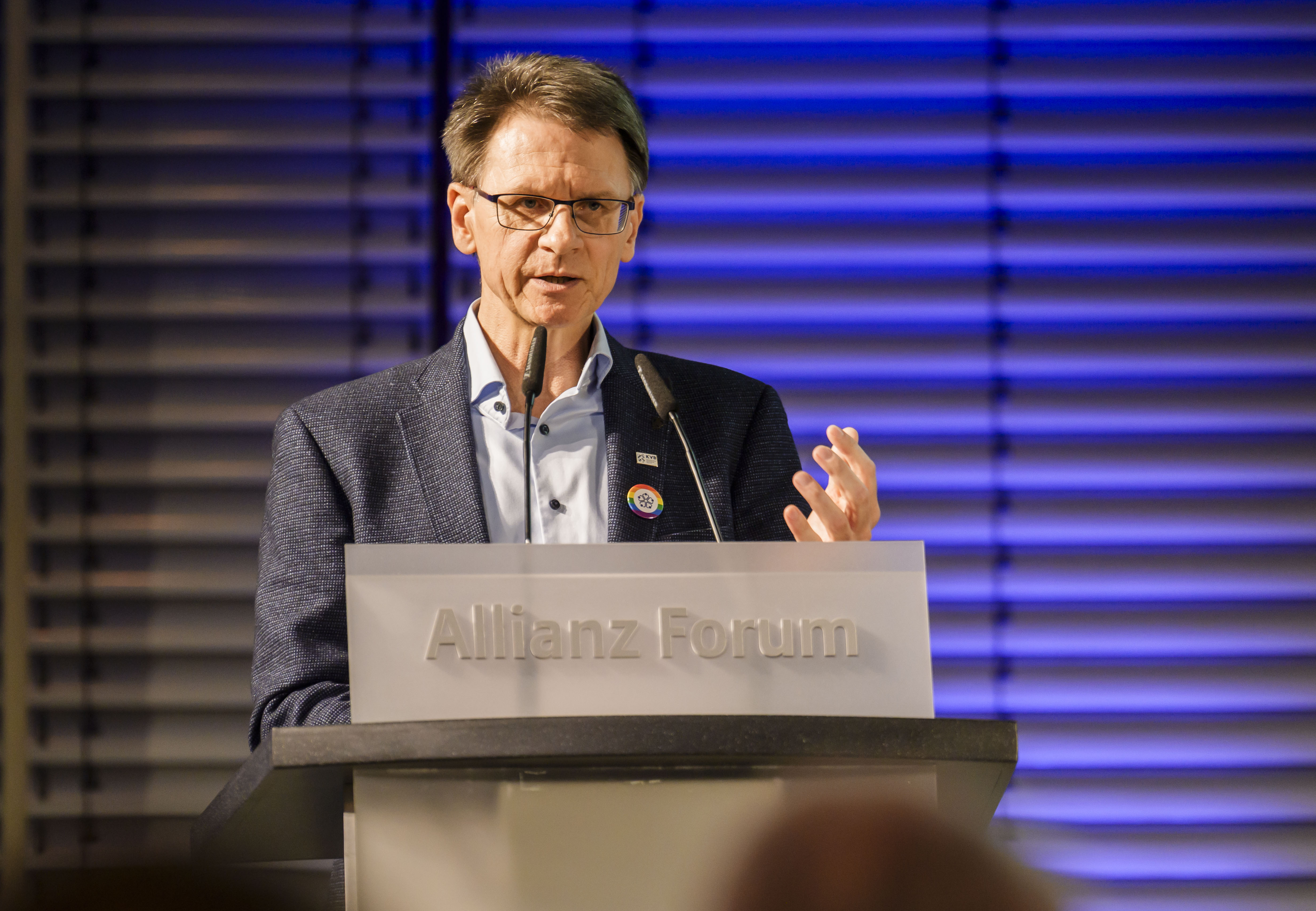Dr. Pfeiffer von der KV Bayerns beim Event ‚Ausgezeichnete Gesundheit‘ 2025 im Allianz Forum Berlin