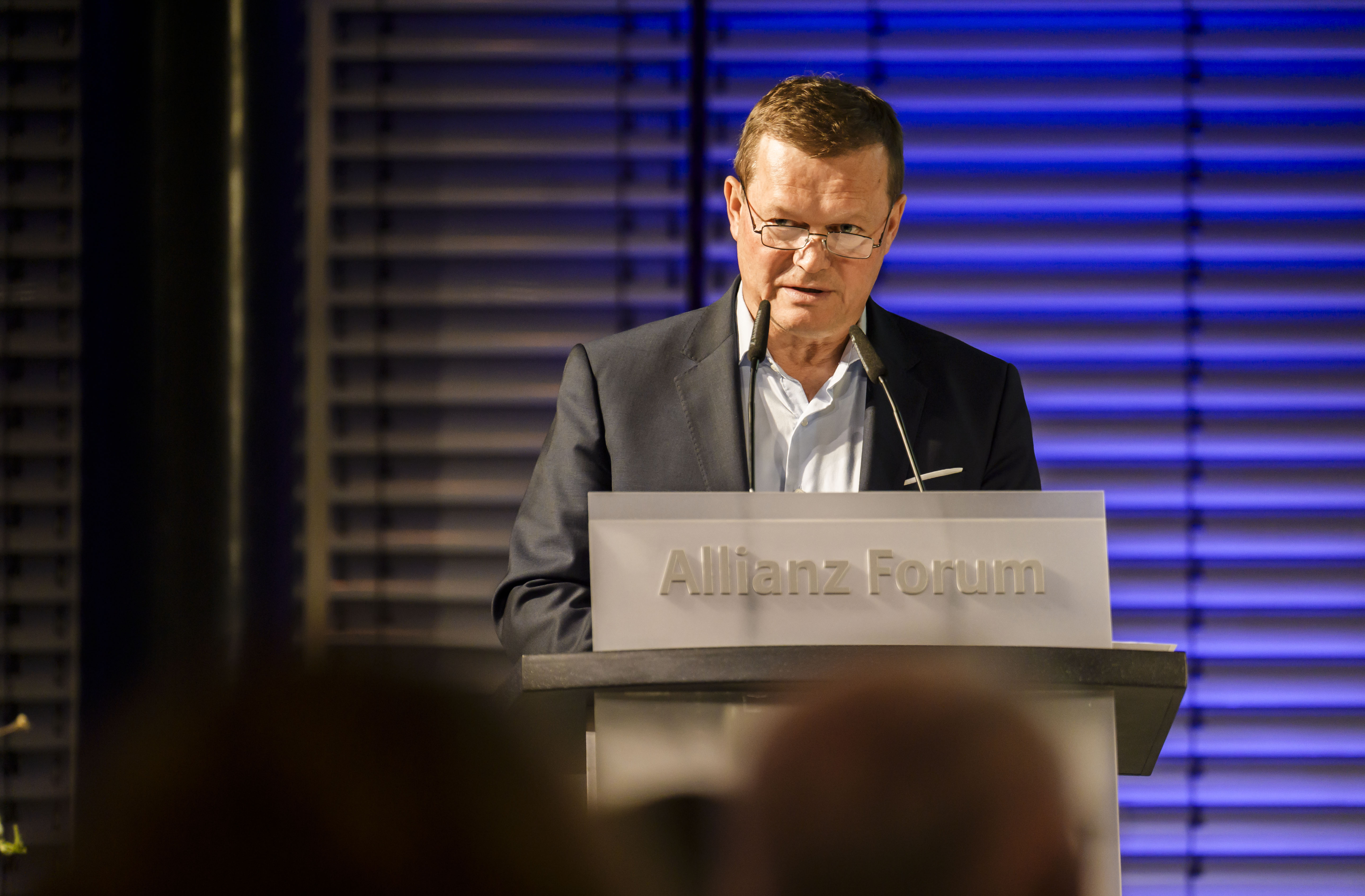 Dr. Böhme von der KV Sachsen-Anhalt am Rednerpult beim Event ‚Ausgezeichnete Gesundheit‘ 2025 im Allianz Forum Berlin