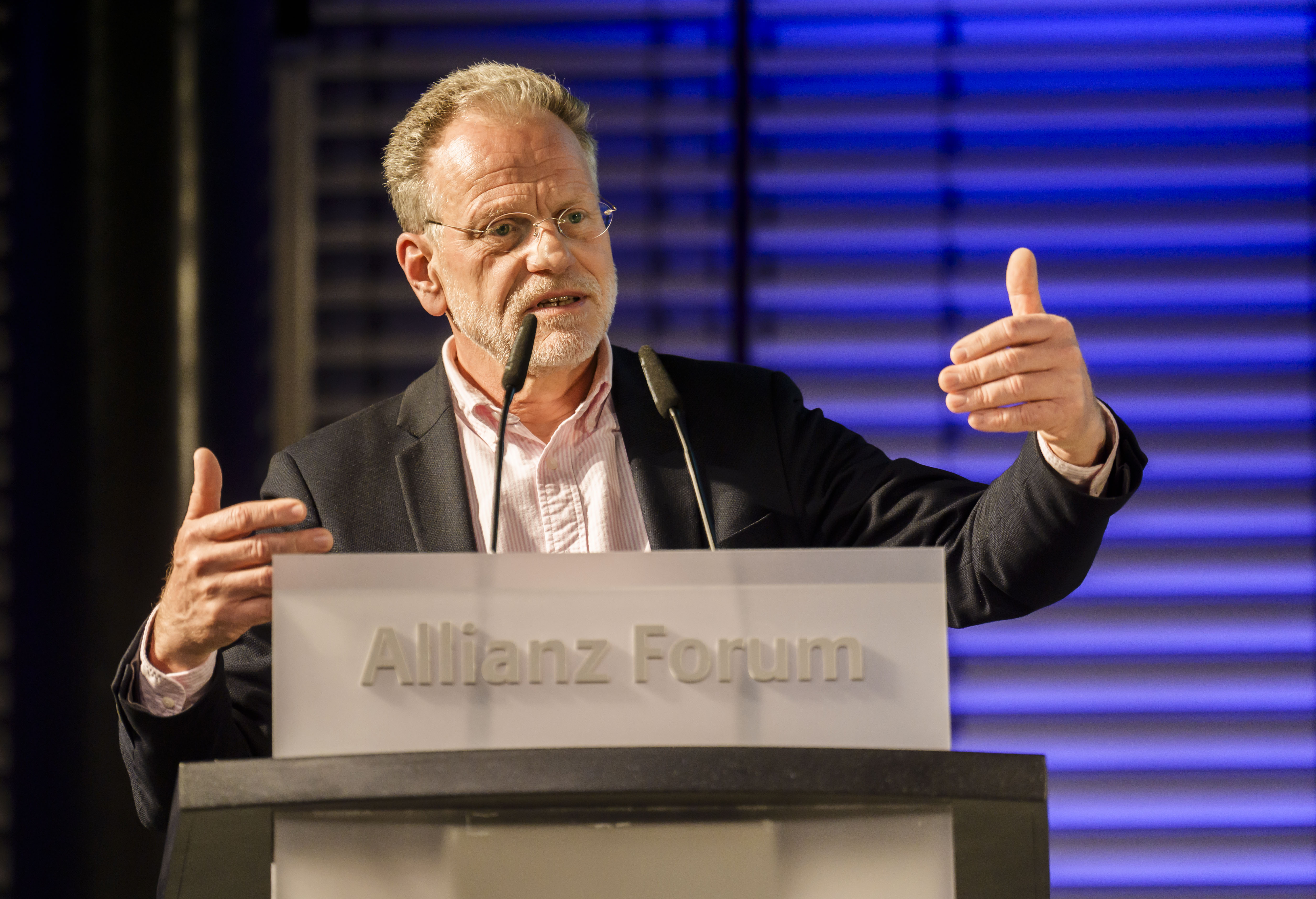 Dr. Dominik von Stillfried am Rednerpult bei ‚Ausgezeichnete Gesundheit‘ 2025 im Allianz Forum Berlin