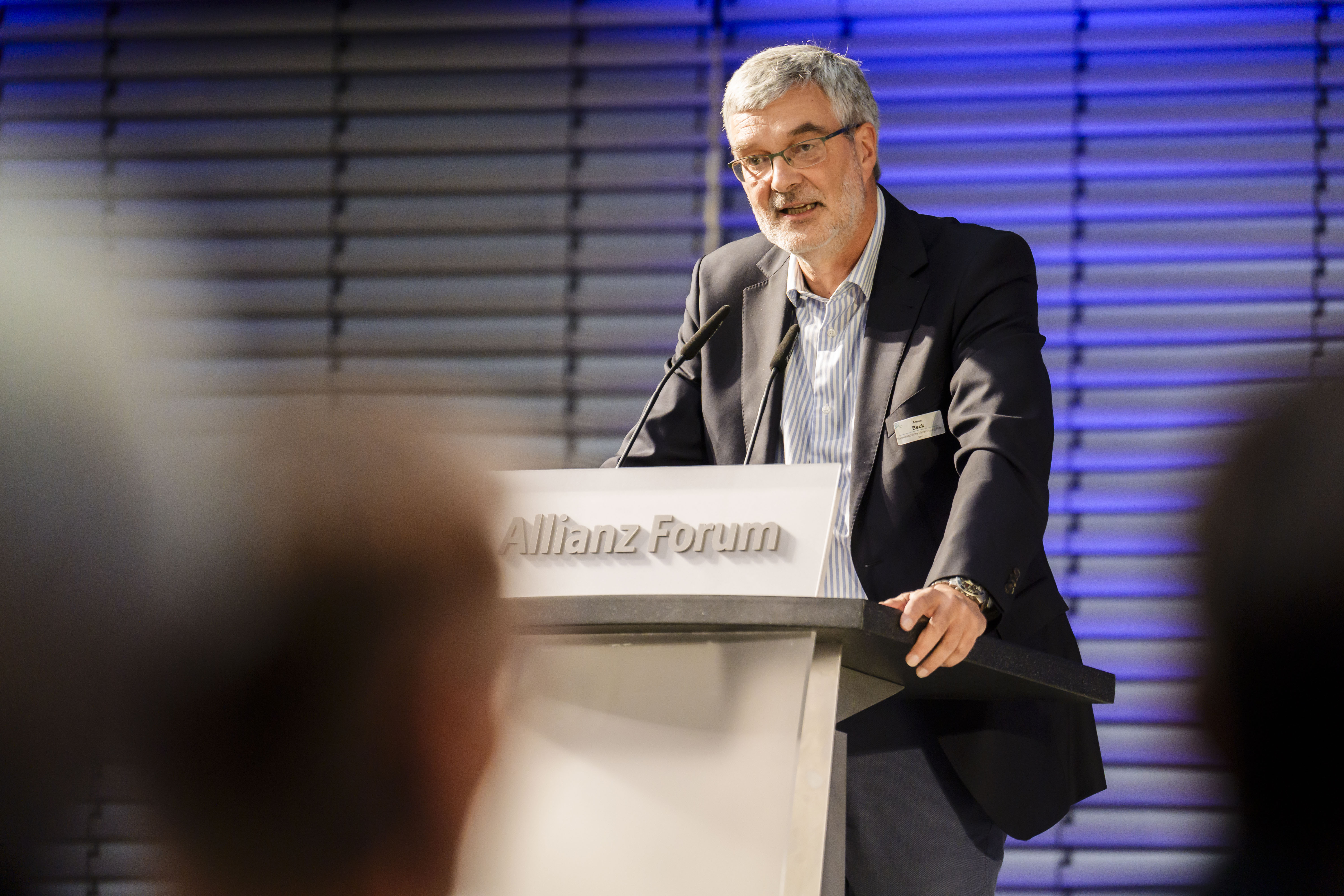 Redner am Podium im Allianz Forum Berlin