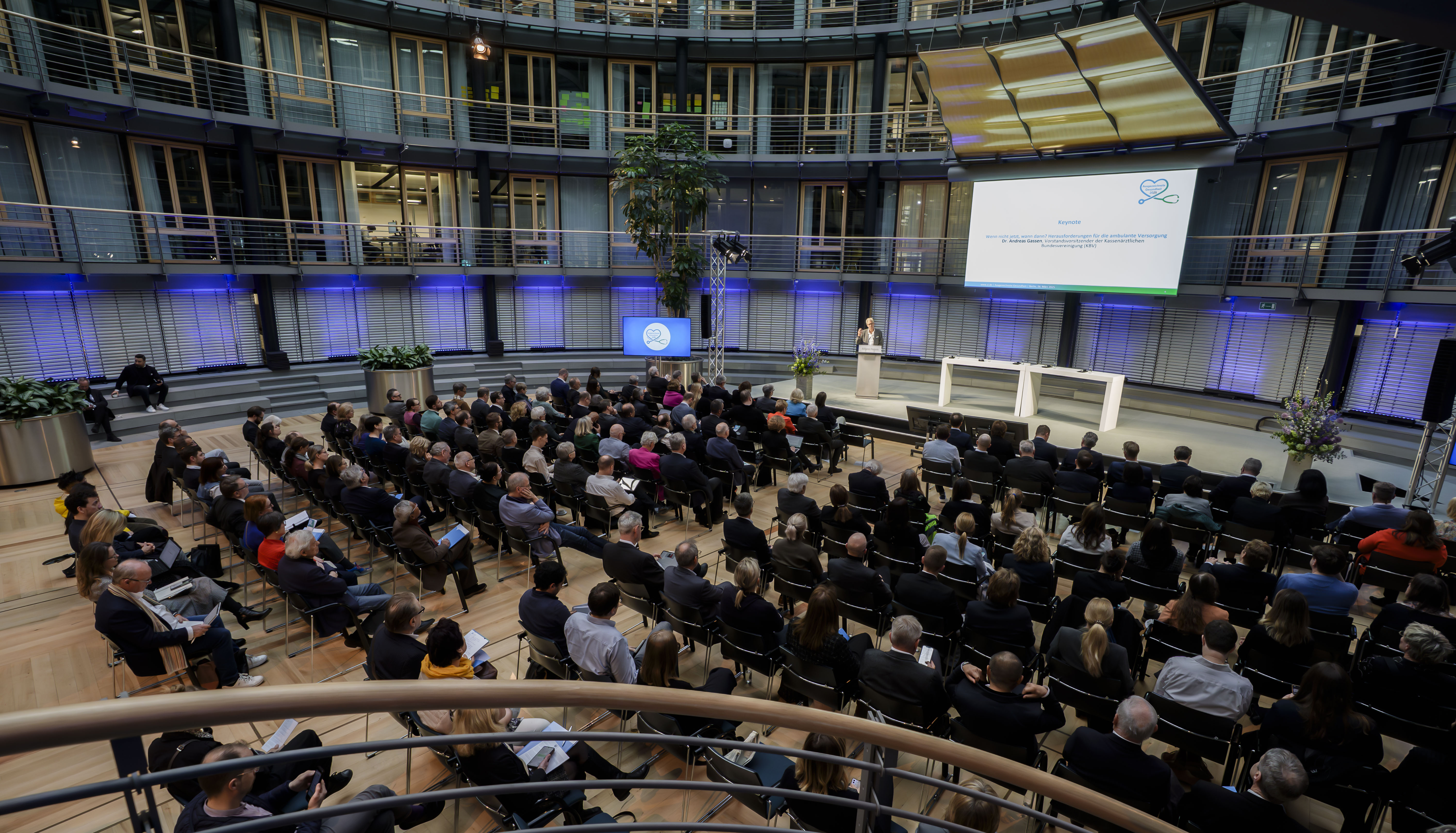Blick in den Veranstaltungssaal mit Bühne und Publikum