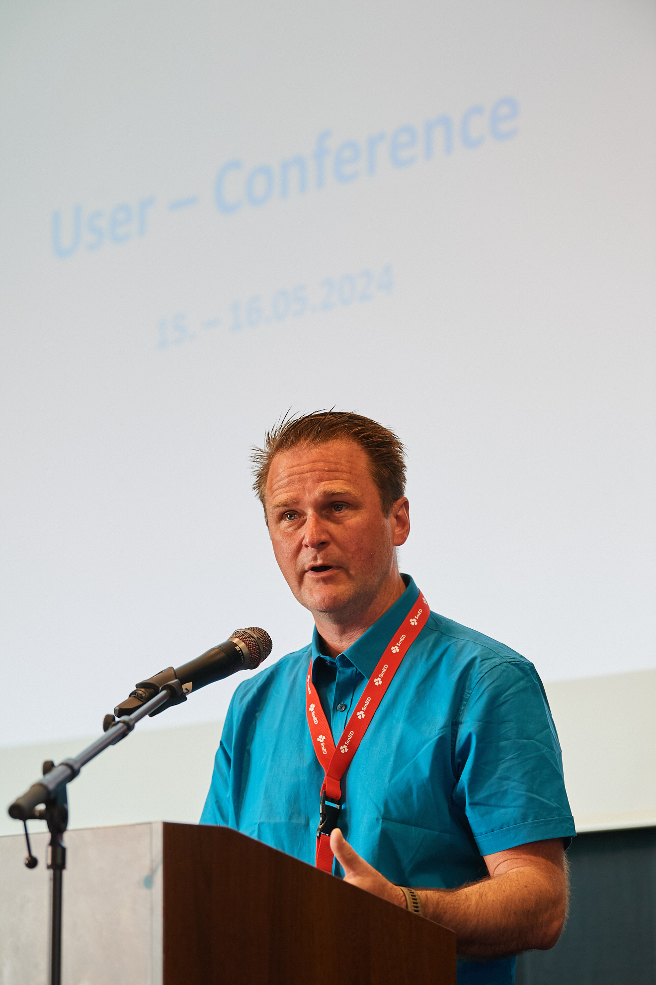 Dr. Sebastian Brokat spricht auf der Konferenz.