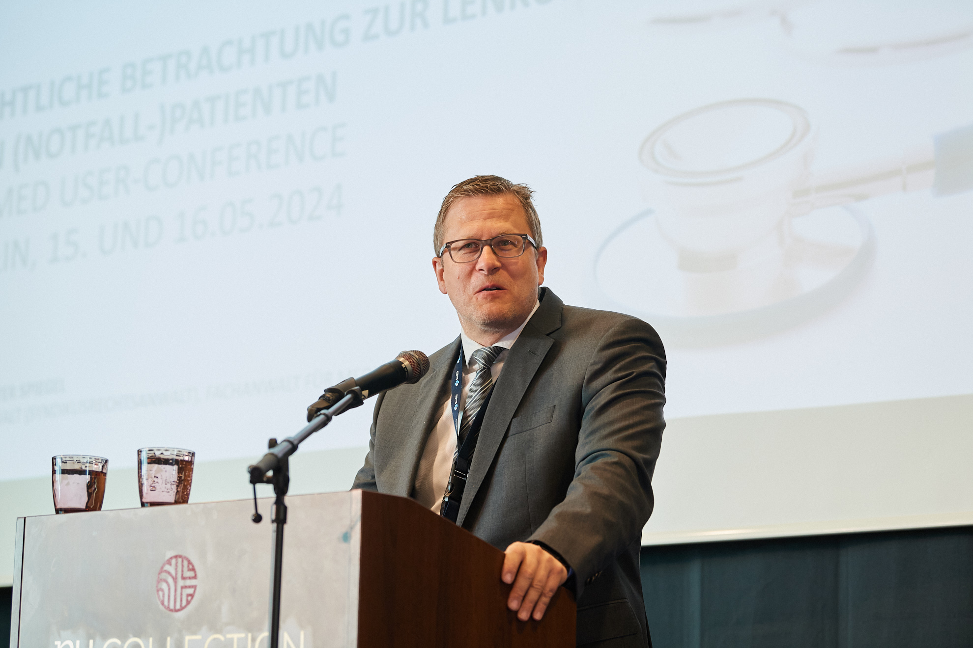 Ein Teilnehmer hält einen Vortrag.