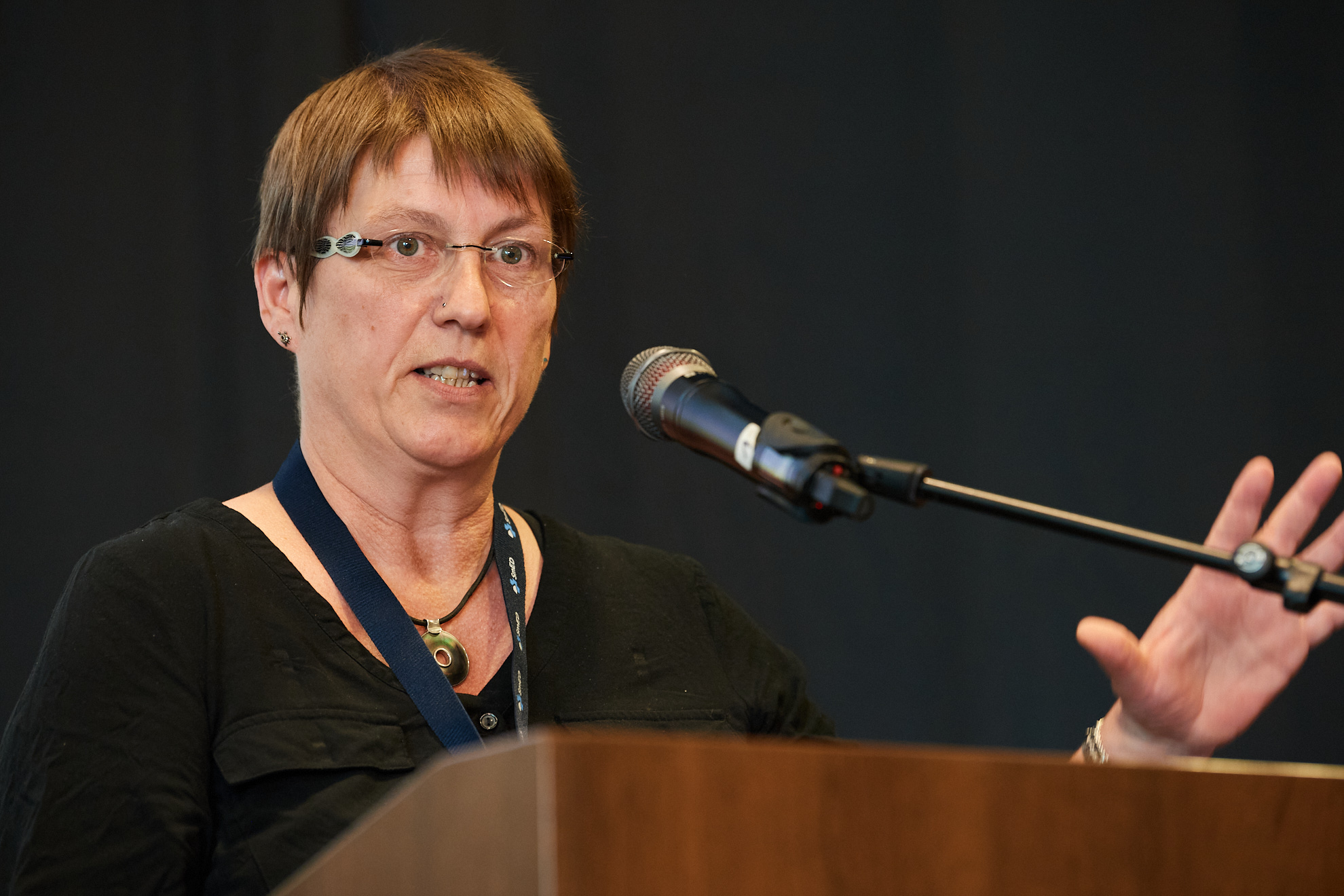 Eine Frau spricht in das Mikrofon.