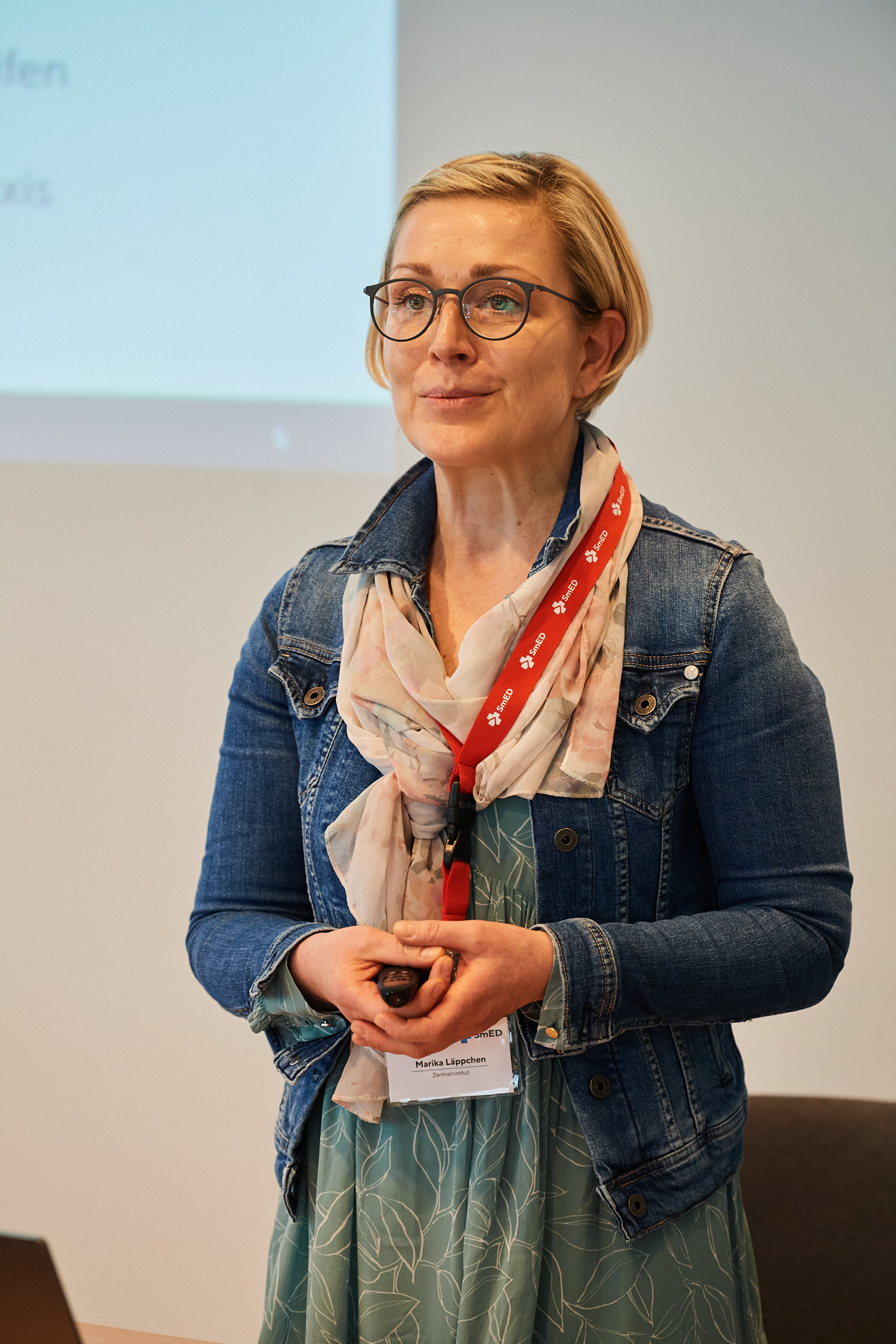 Frau Läppchen in Nahaufnahme auf der Bühne.