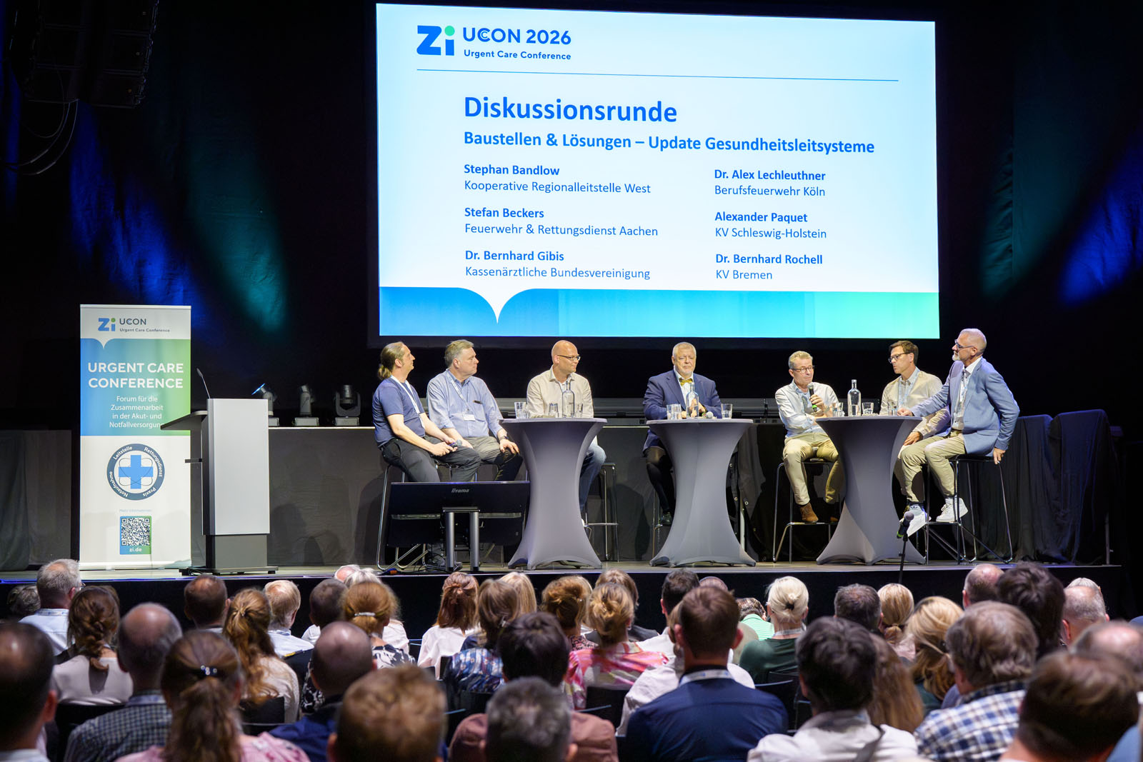Gesamtansicht auf die Bühne während des Panels 3 zum Thema Gesundheitsleitsysteme.