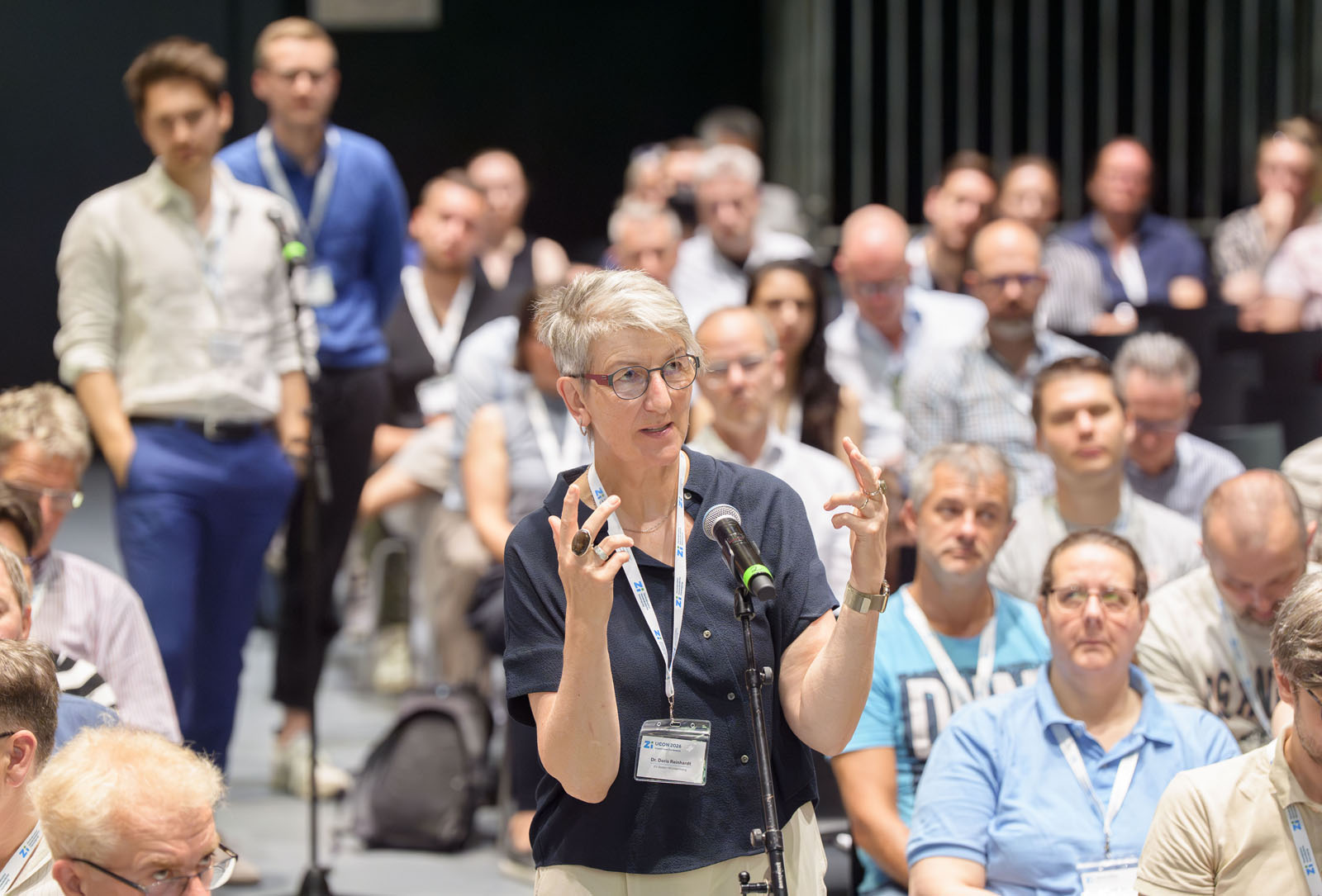 Dr. Doris Reinhardt stellt Rückfrage aus dem Publikum.