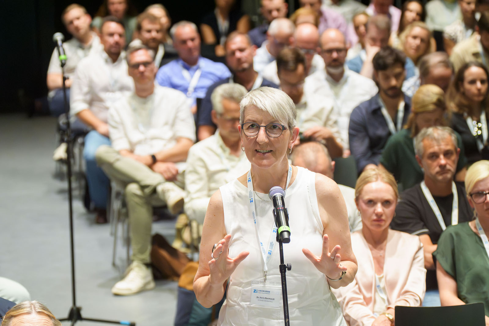 Dr. Doris Reinhardt stellt Rückfrage zum Vortrag.