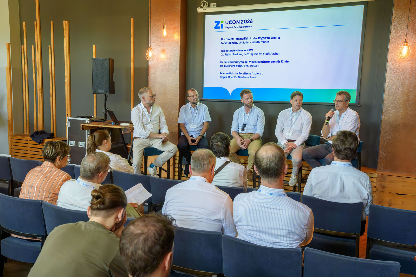 Referenten in der Session "Telemedizin in der Akutversorgung" antworten auf Fragen des Publikums.
