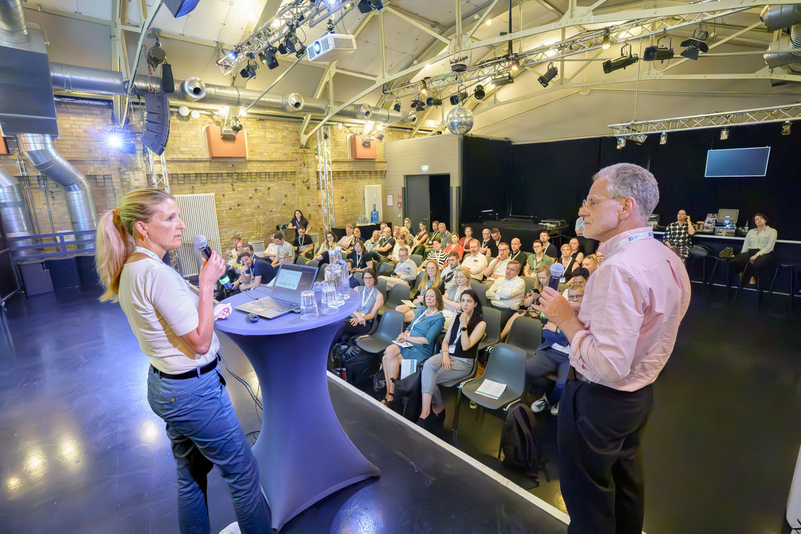 Sabrina Spelmeyer auf der Bühne im Gespräch mit Dr. Dominik von Stillfried zu ihren Vortragsinhalten.