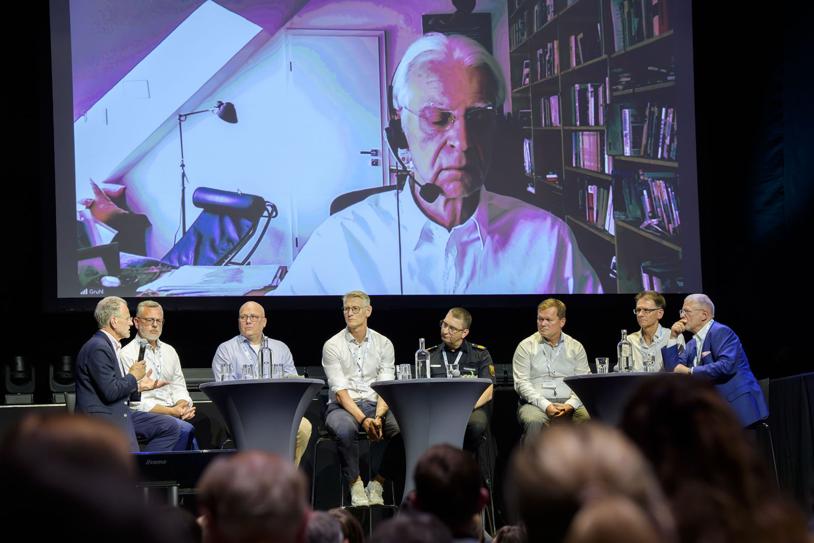 Gesamtansicht der Bühne mit Panelteilnehmenden aus Themenblock "Aufsuchender Dienst".