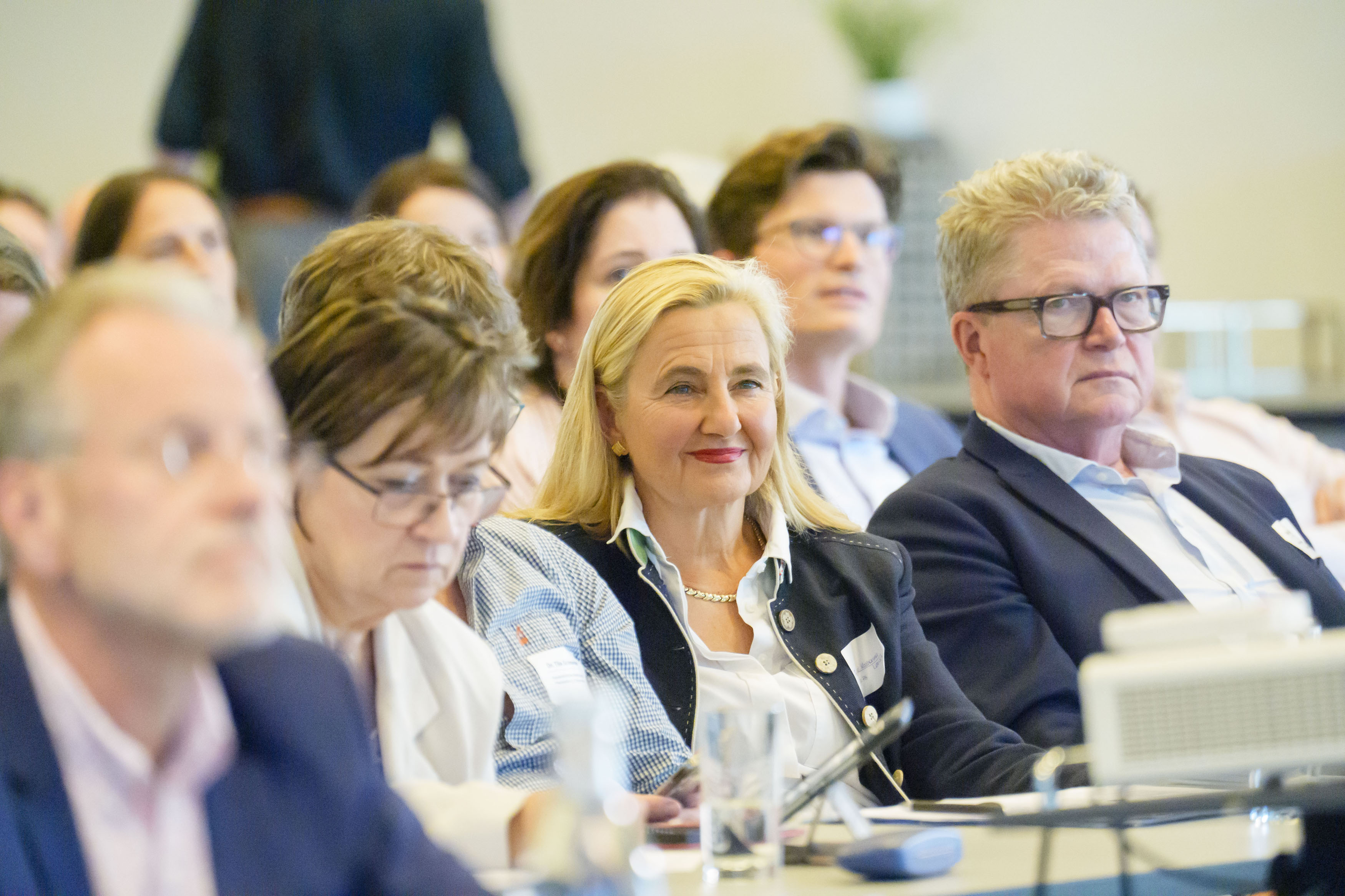 Teilnehmende verfolgen aufmerksam den Vortrag im Publikum
