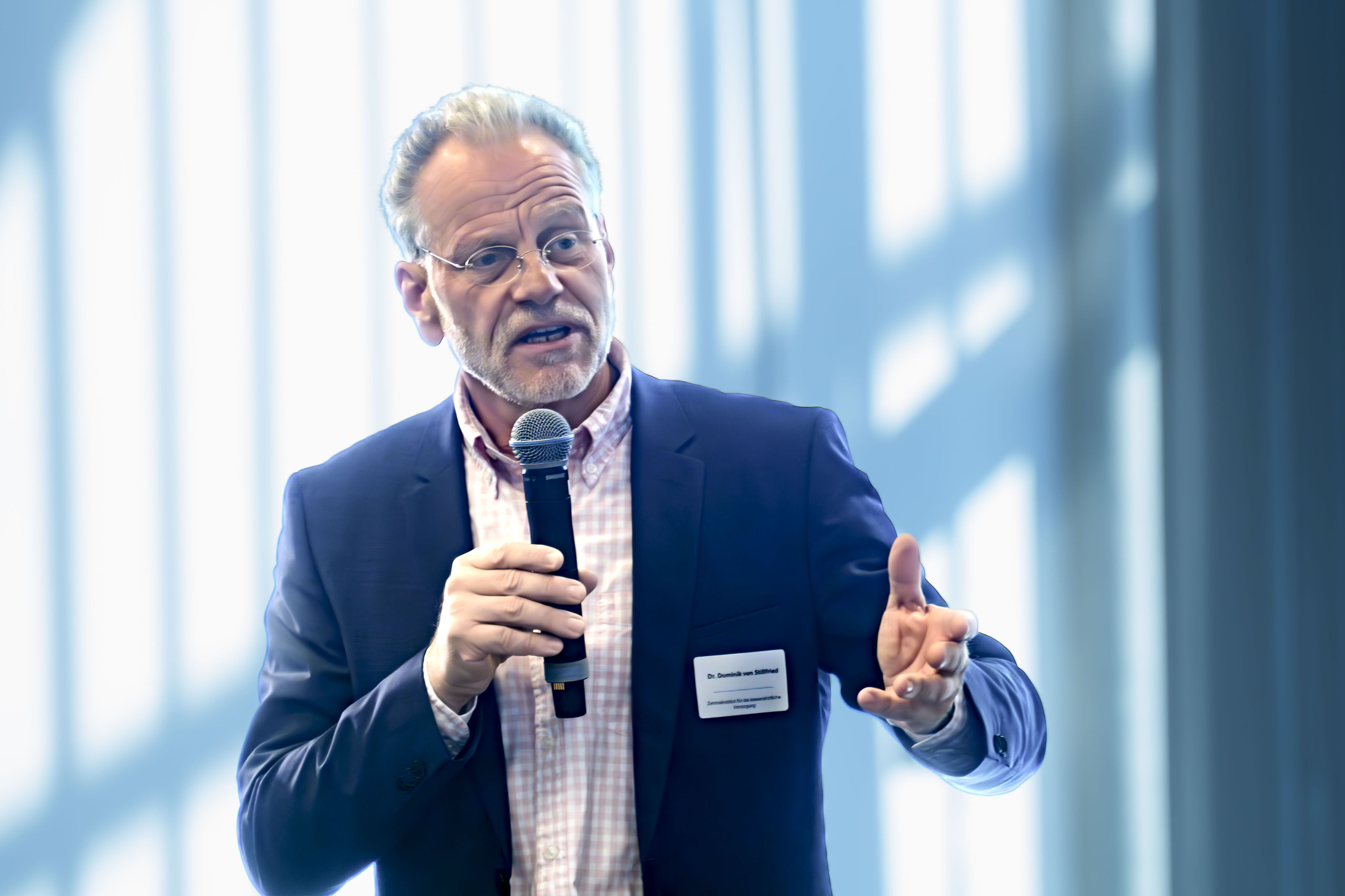 Zi-Vorstandsvorsitzender am Podium während eines Vortrags