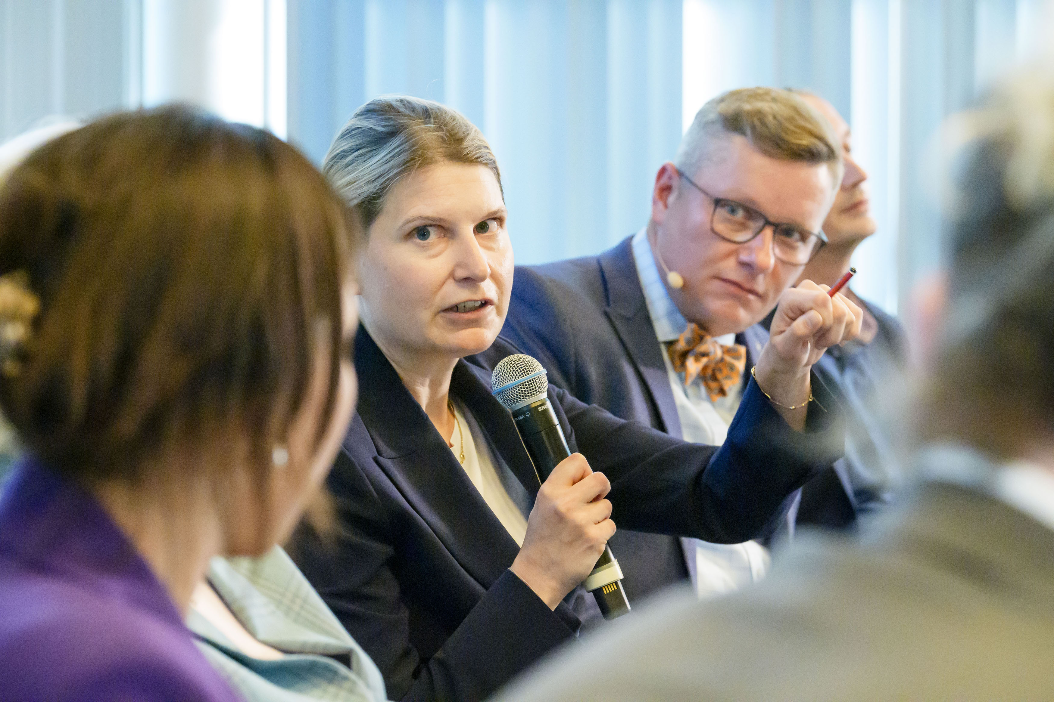Podiumsteilnehmende gestikuliert während ihres Wortbeitrags