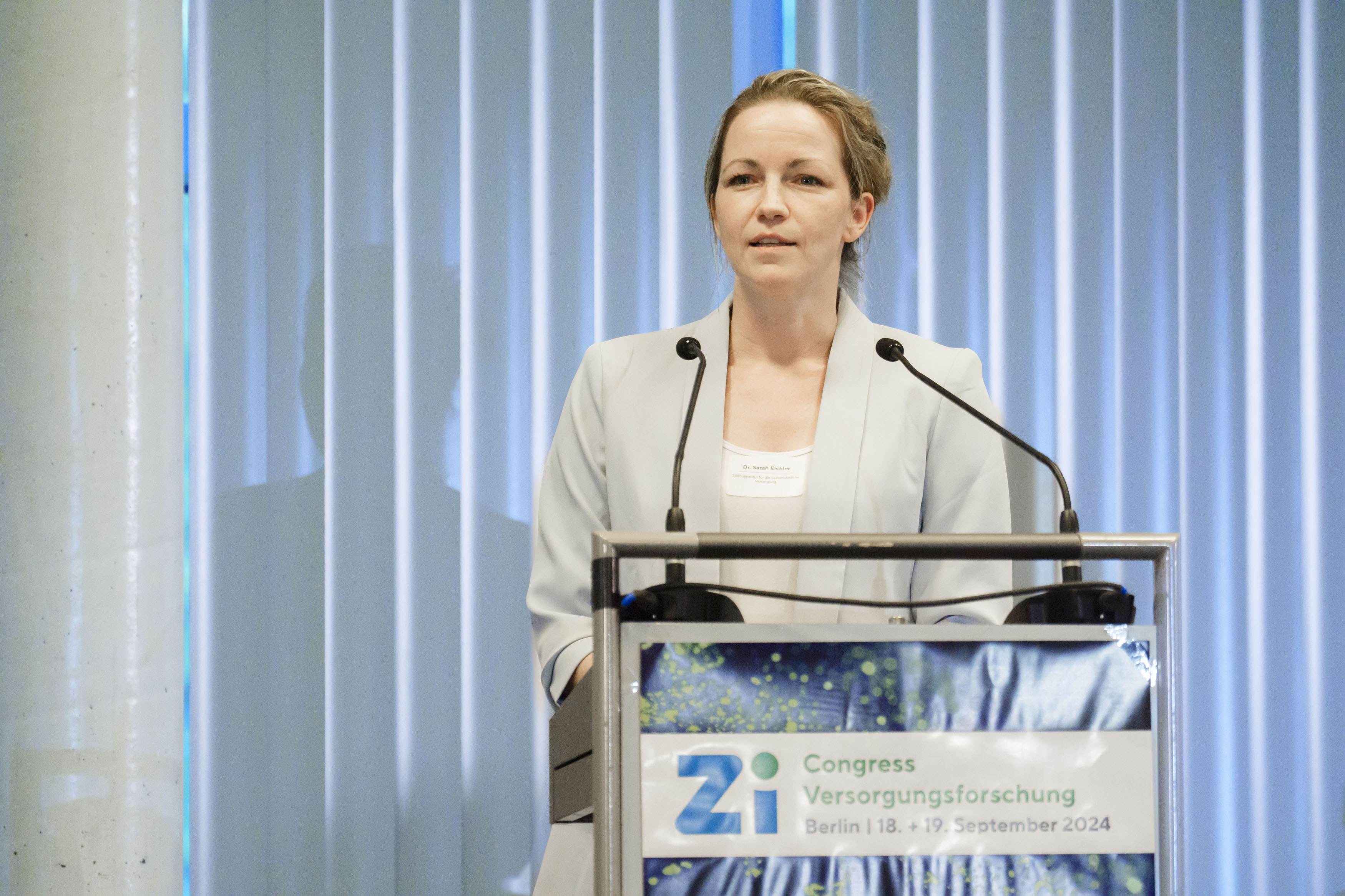 Dr. Sarah Eichler am Rednerpult während ihres Vortrags