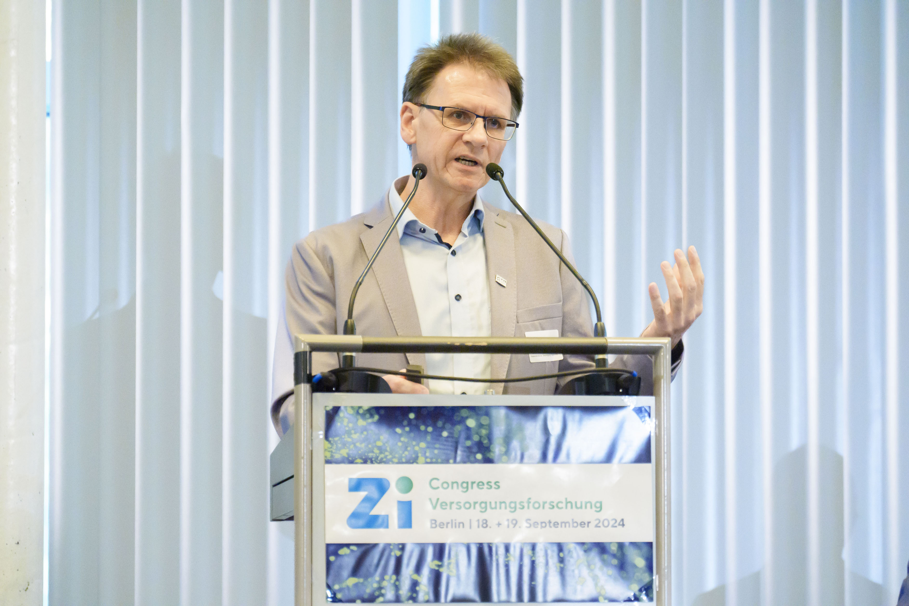Dr. Christian Pfeiffer am Rednerpult während seines Vortrags