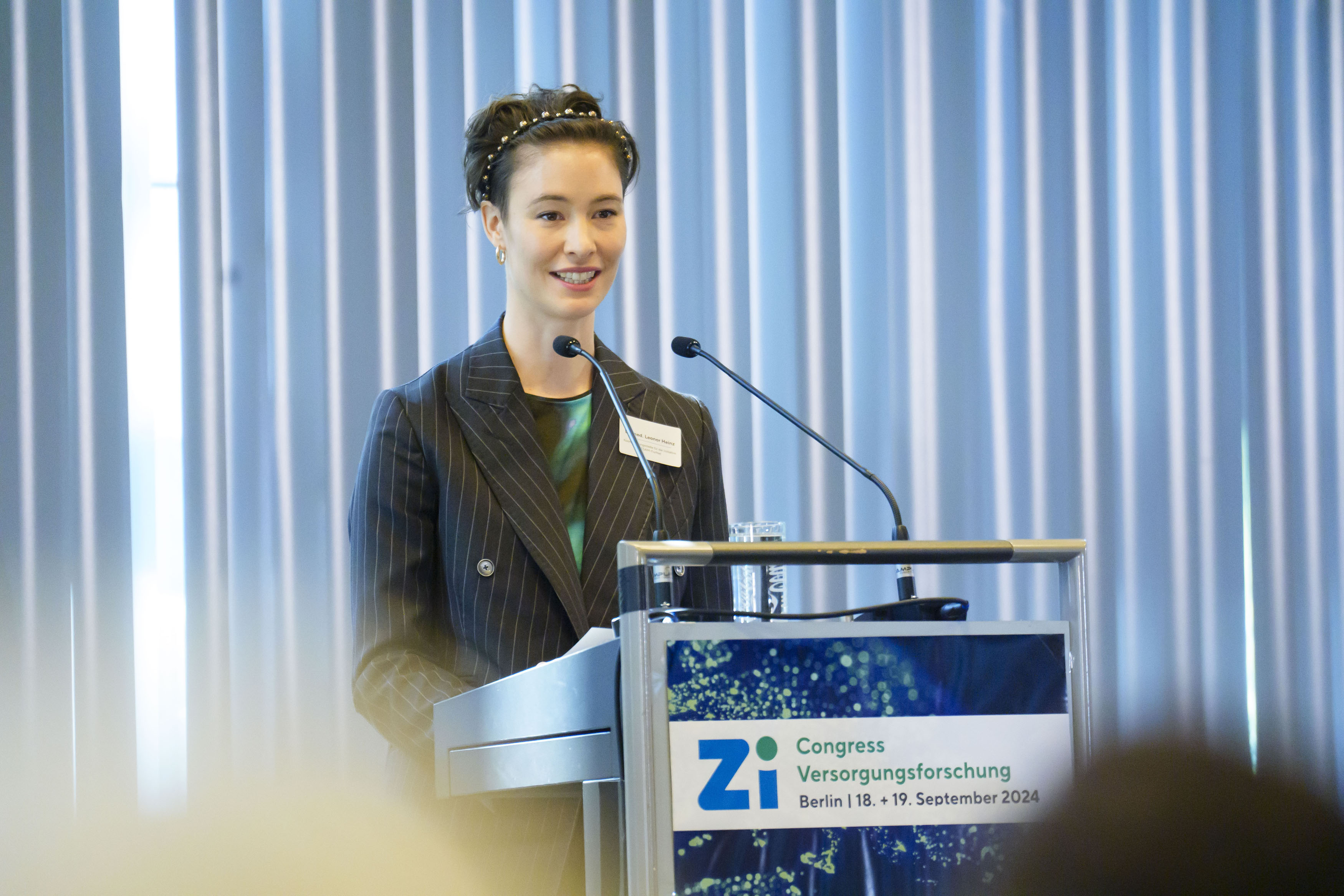 Dr. Leonor Heinz während ihres Vortrags am Rednerpult