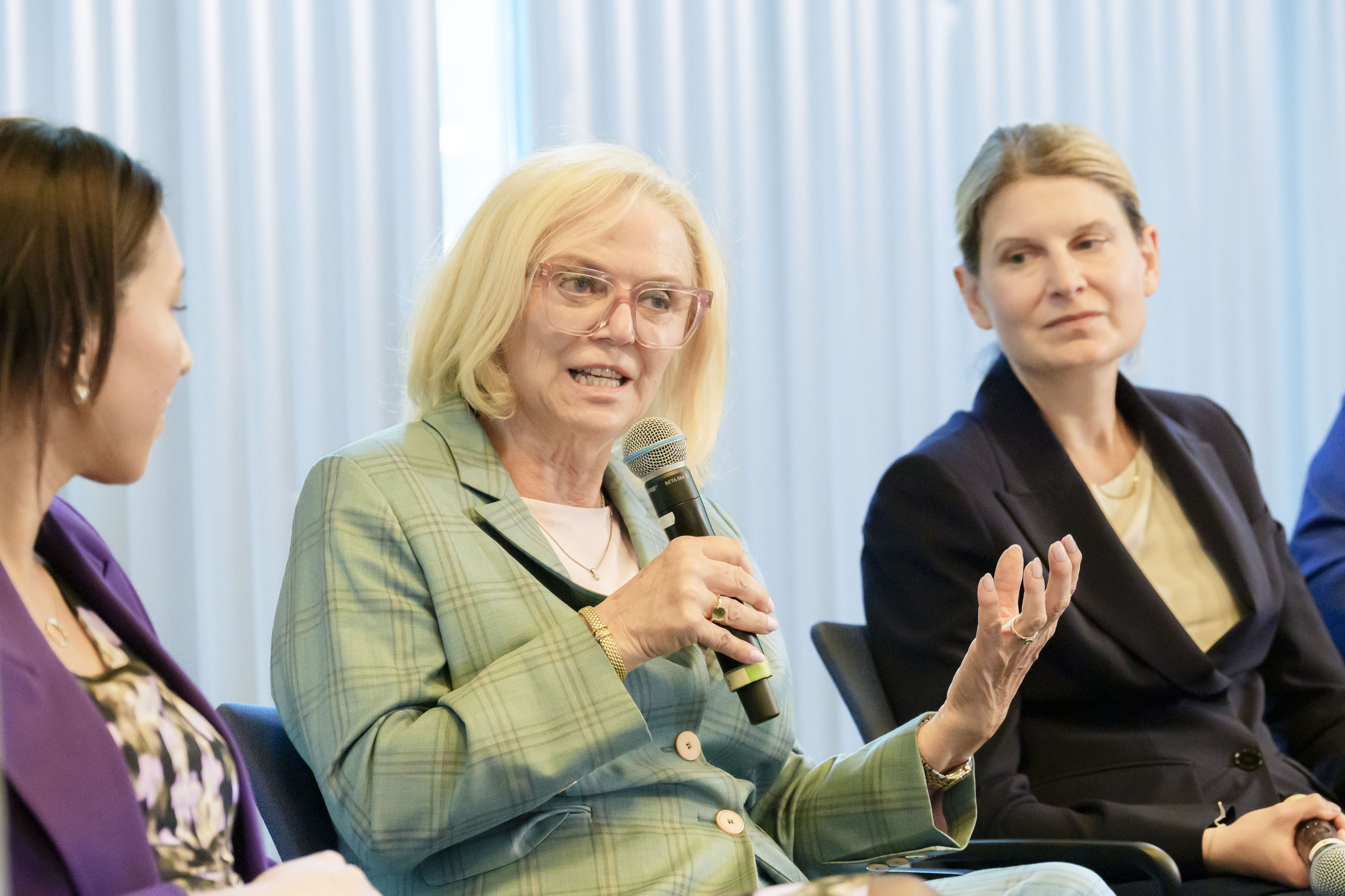 Dr. Annette Rommel während ihres Wortbeitrags in einer Podiumsdiskussion