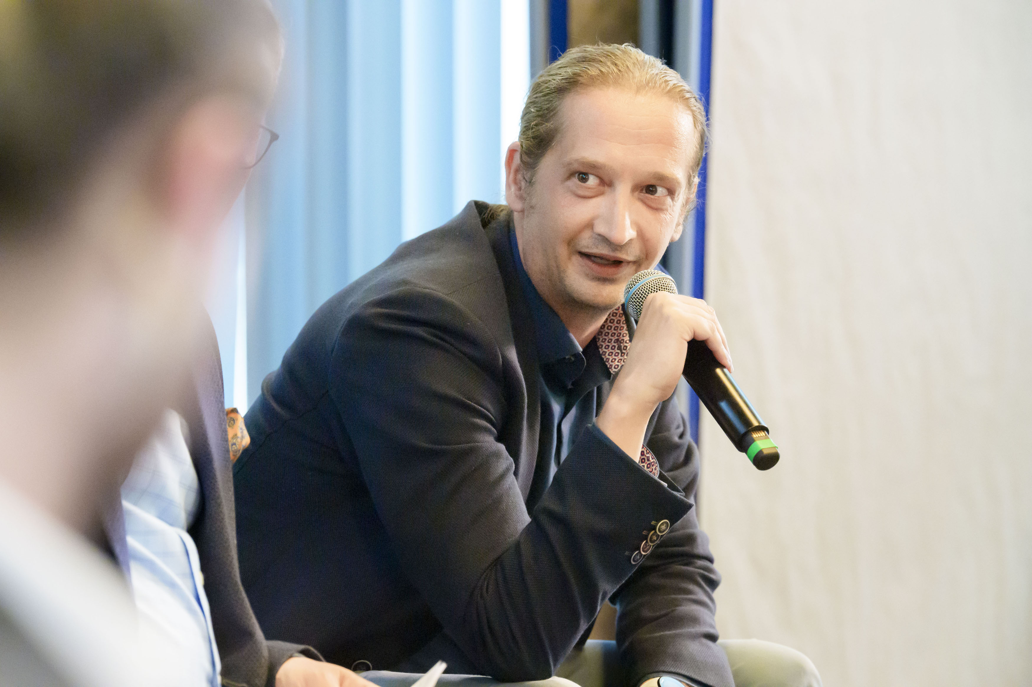 Thomas Czihal während seiner Moderation einer Podiumsdiskussion
