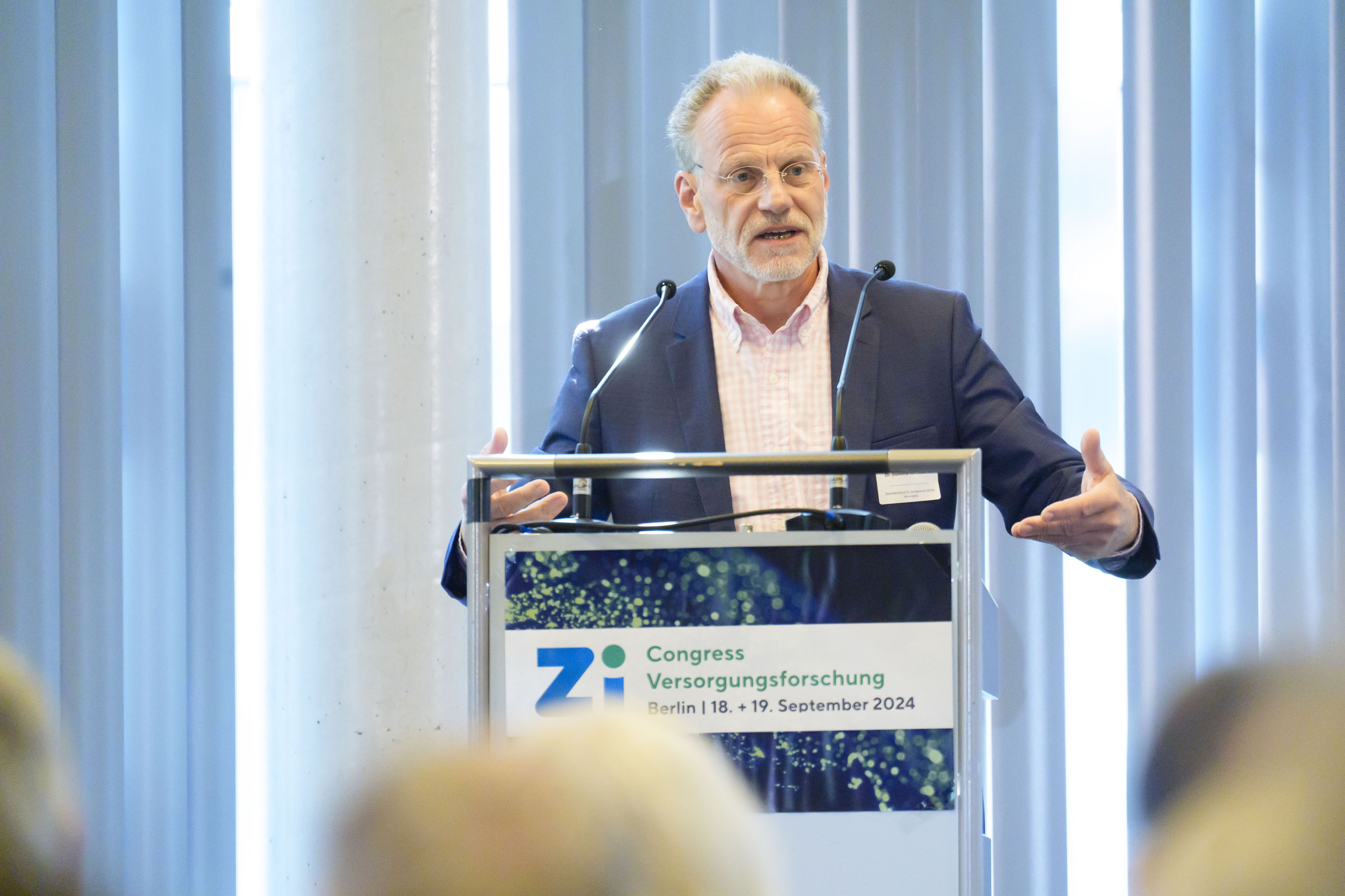 Dr. Dominik von Stillfried während seines Vortrags am Rednerpult