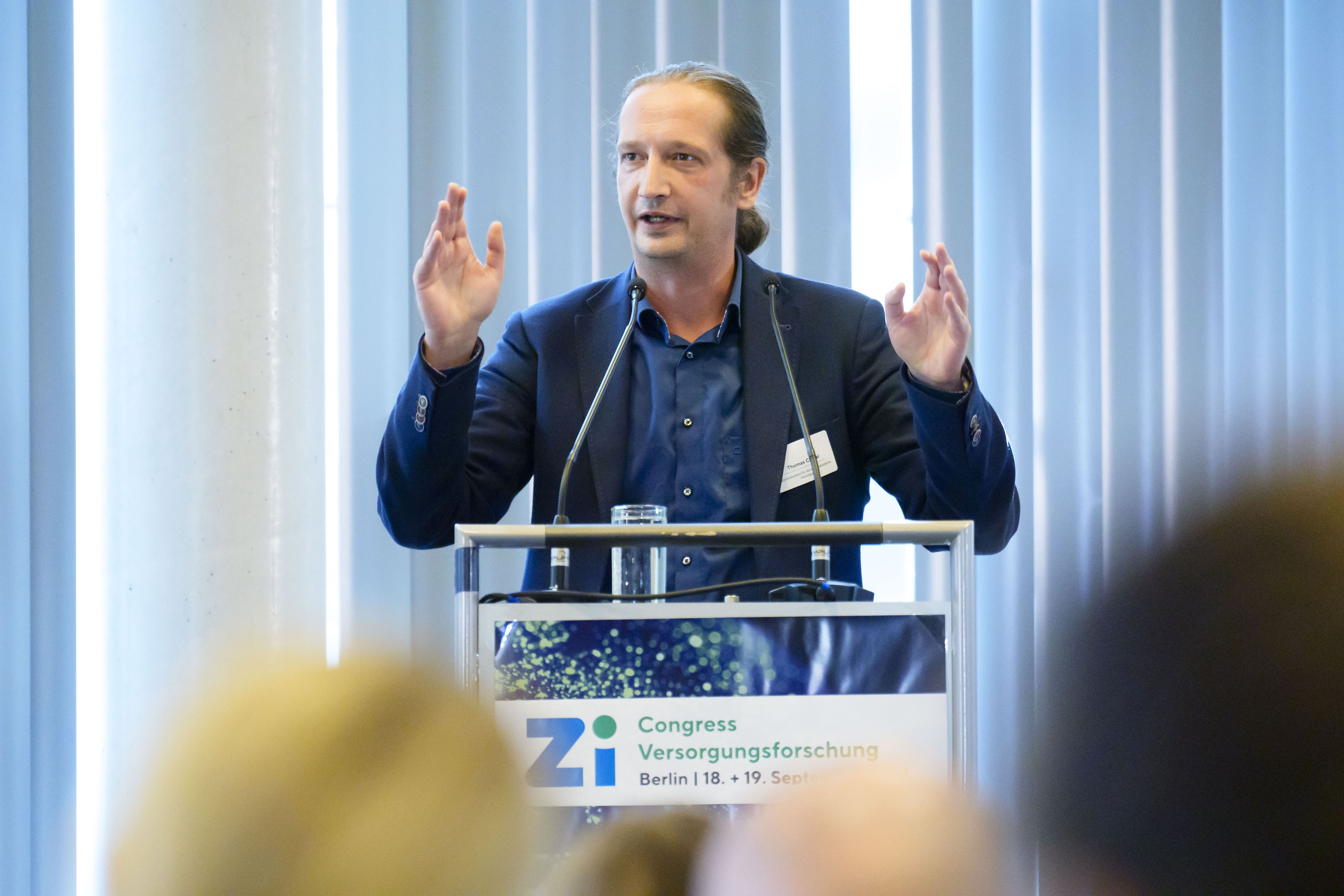 Thomas Czihal am Rednerpult während seiner Moderation