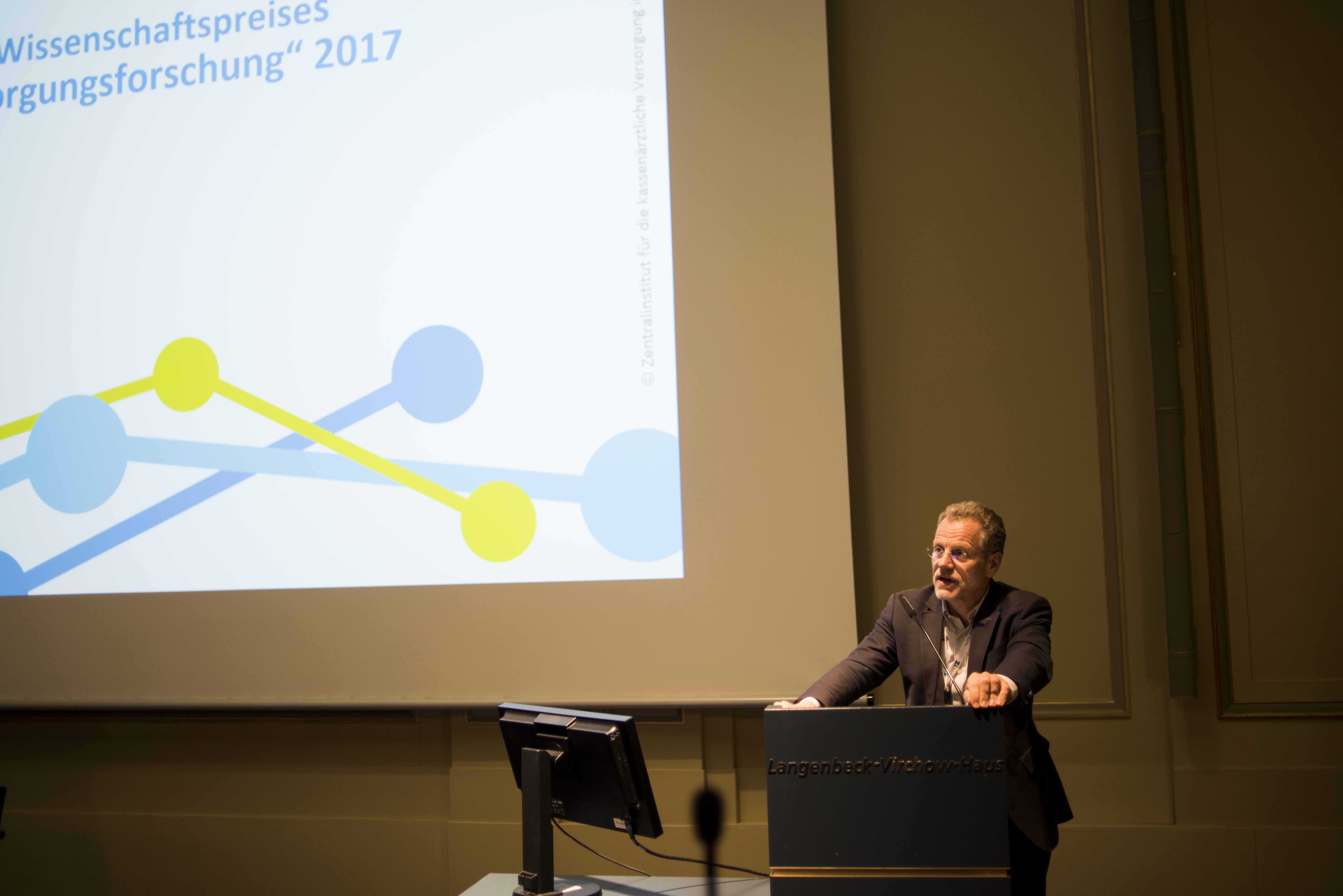 Dr. von Stillfried hält einen Vortrag