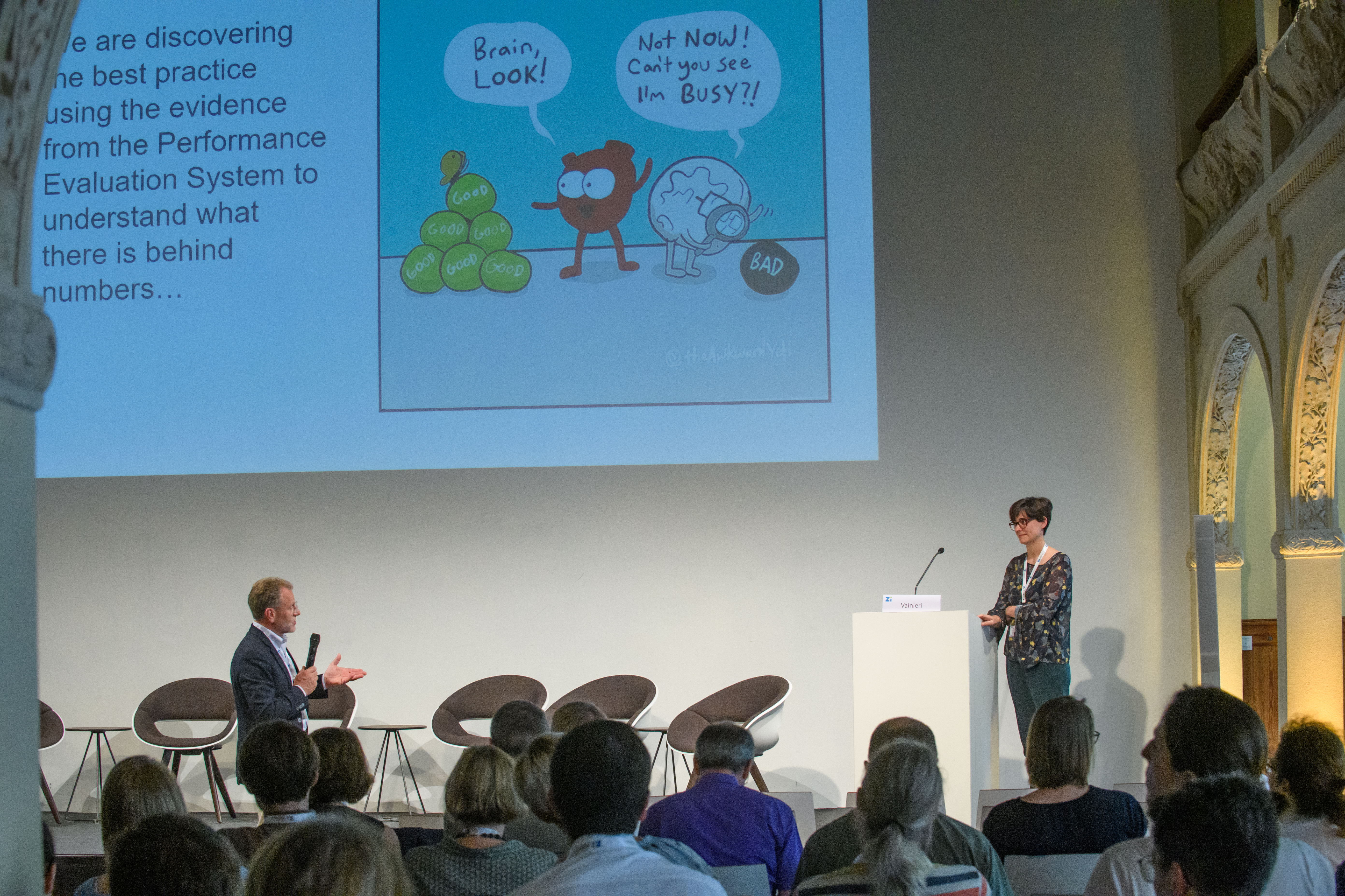 Professor Vainieri und Dr. von Stillfried sprechen vor Publikum auf der Bühne