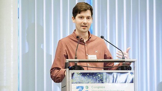 Redner am Rednerpult während eines Vortrags