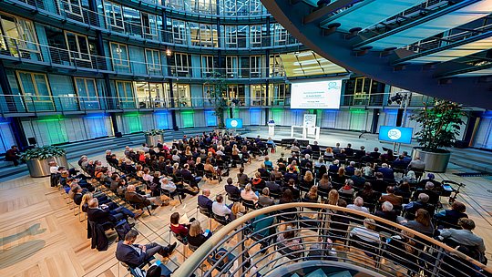 Das Publikum und der Eventraum aus der Vogelperspektive.