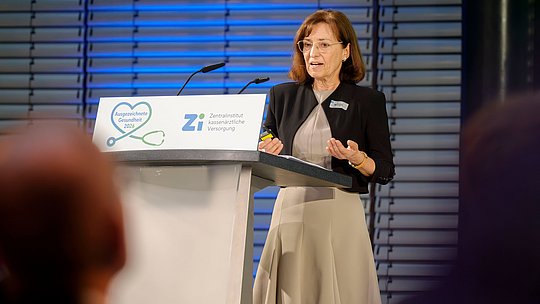 Carmen Baumgart während ihres Vortrags.