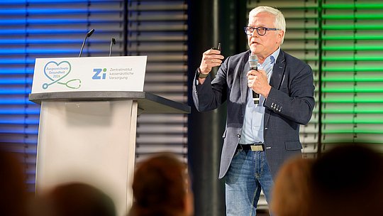 Dr. Burkhard Ruppert während seines Vortrags.