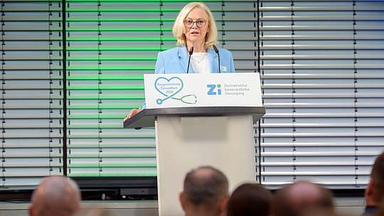 Dr. Annette Rommel während ihrer Begrüßung und Eröffnung des Events.