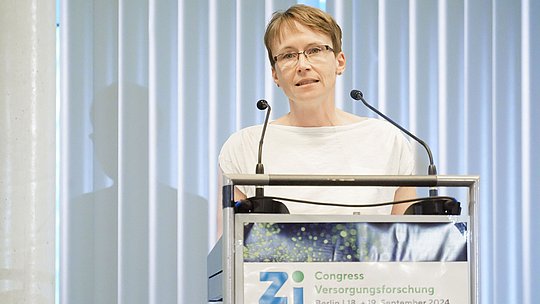 Rednerin am Rednerpult während ihres Vortrags