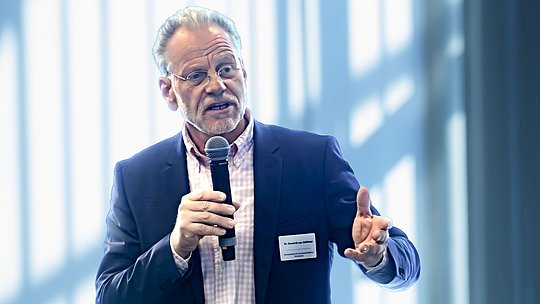 Zi-Vorstandsvorsitzender am Podium während eines Vortrags